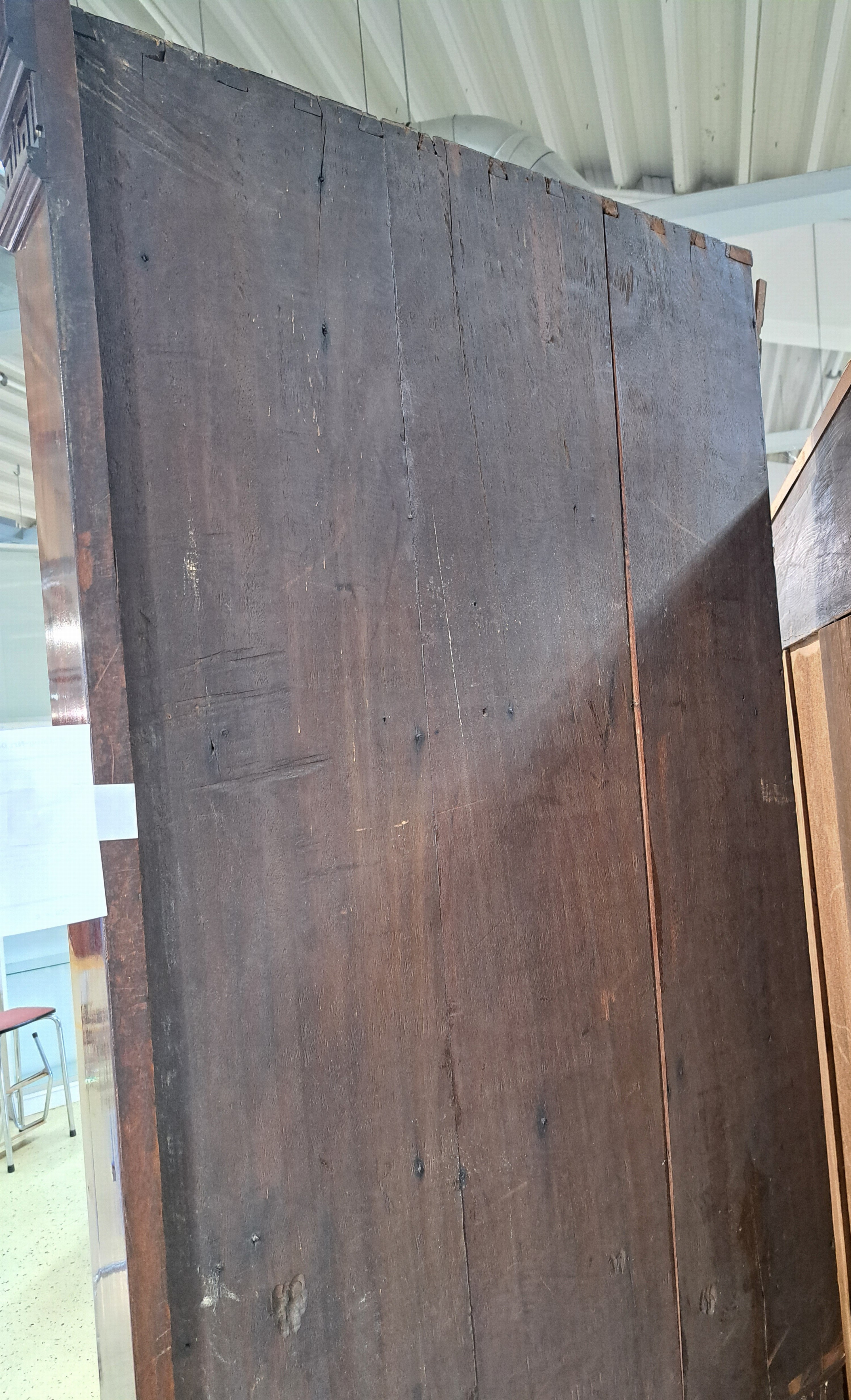 Detail q: Eckschrank, Biedermeier, norddeutsch, um 1820, Mahagoni massiv, z.T. Furnier, zweiteilig, Unterteil zweitürig mit Einlegeboden, Schloss defekt, ...