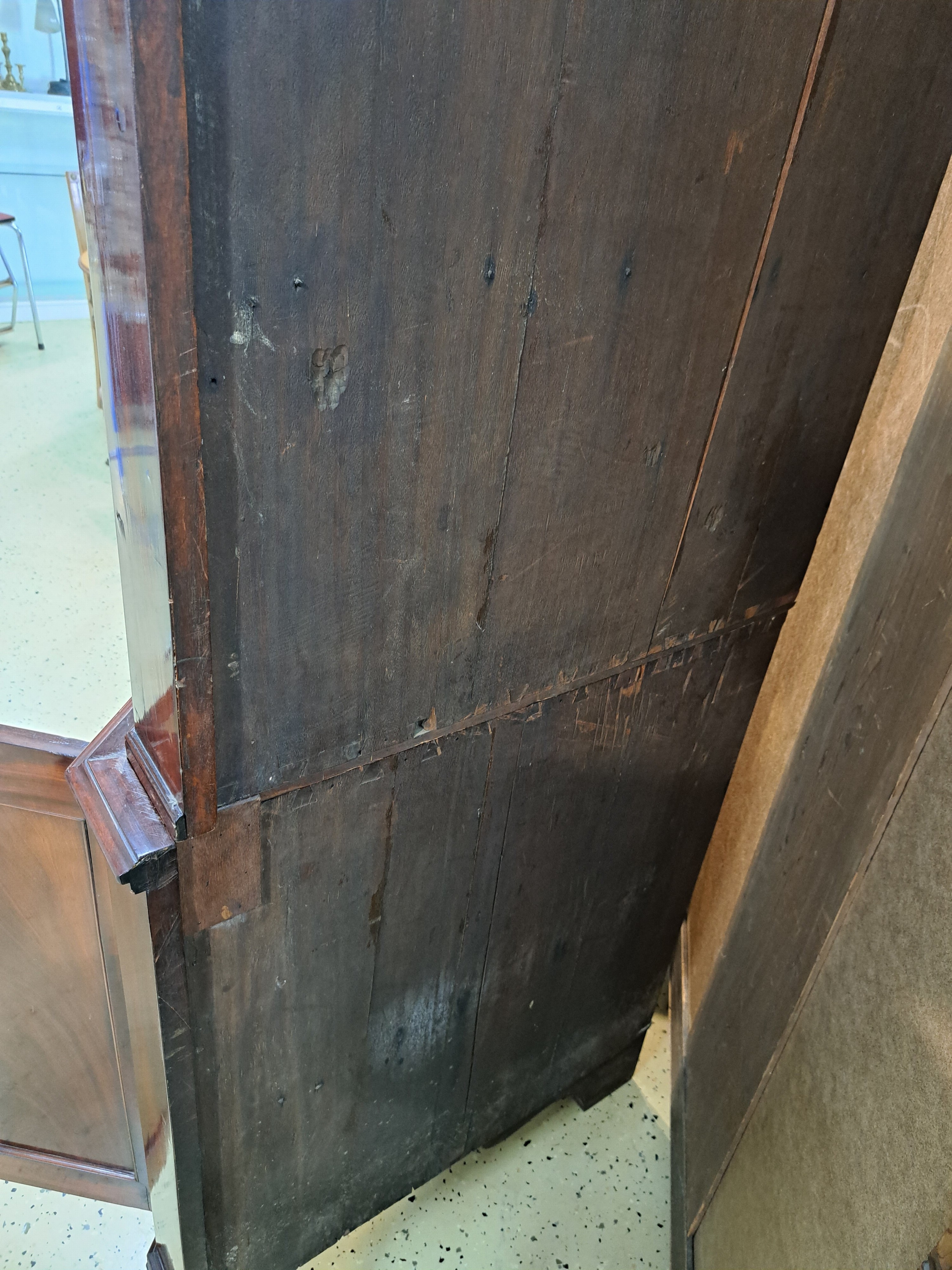 Detail r: Eckschrank, Biedermeier, norddeutsch, um 1820, Mahagoni massiv, z.T. Furnier, zweiteilig, Unterteil zweitürig mit Einlegeboden, Schloss defekt, ...