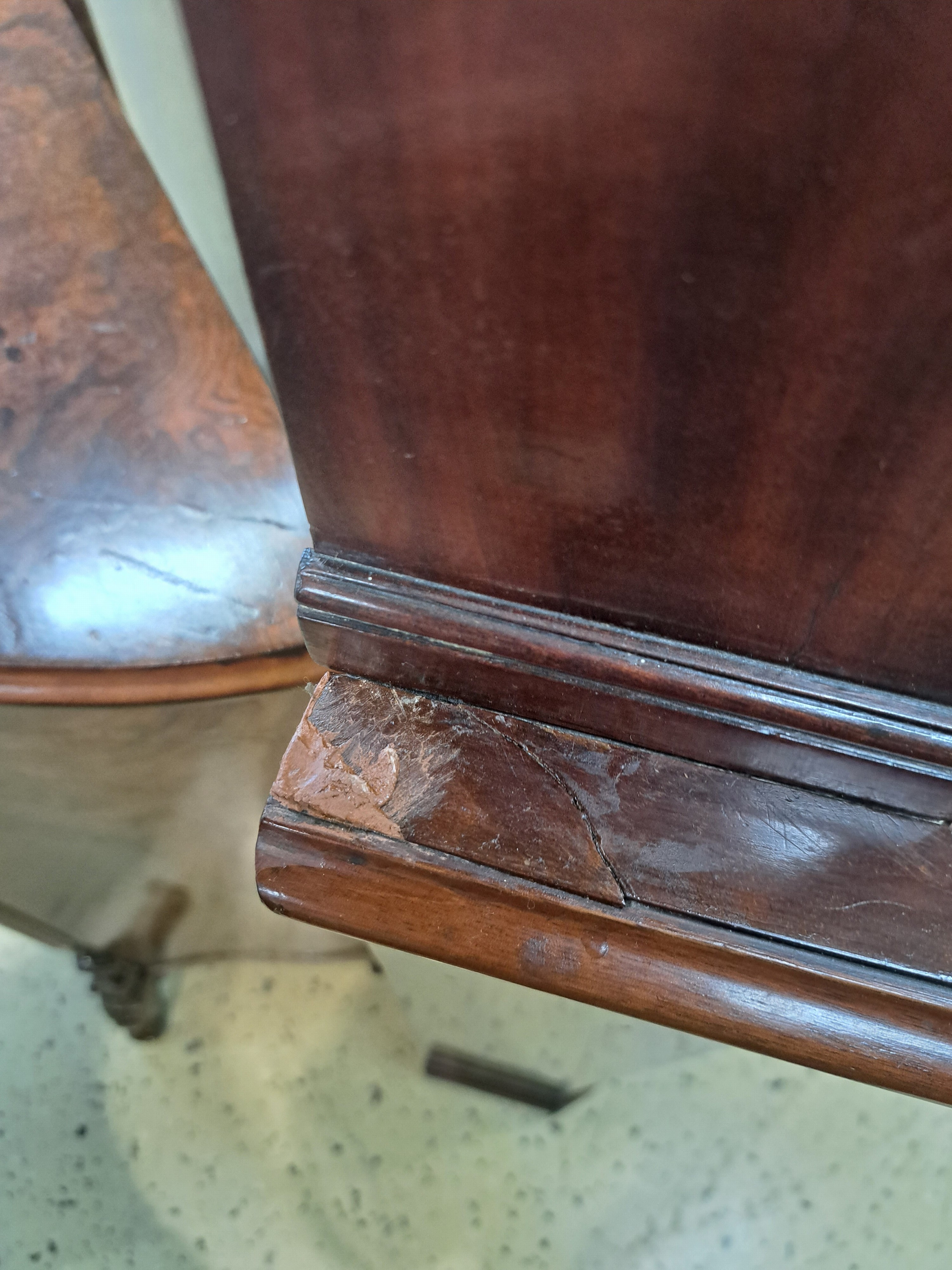 Detail s: Eckschrank, Biedermeier, norddeutsch, um 1820, Mahagoni massiv, z.T. Furnier, zweiteilig, Unterteil zweitürig mit Einlegeboden, Schloss defekt, ...