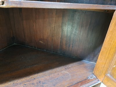 27075994g - Eckschrank, Biedermeier, norddeutsch, um 1820, Mahagoni massiv, z.T. Furnier, ...