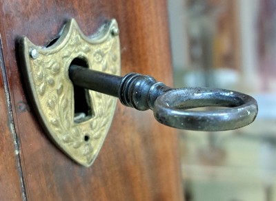 27075994p - Eckschrank, Biedermeier, norddeutsch, um 1820, Mahagoni massiv, z.T. Furnier, ...