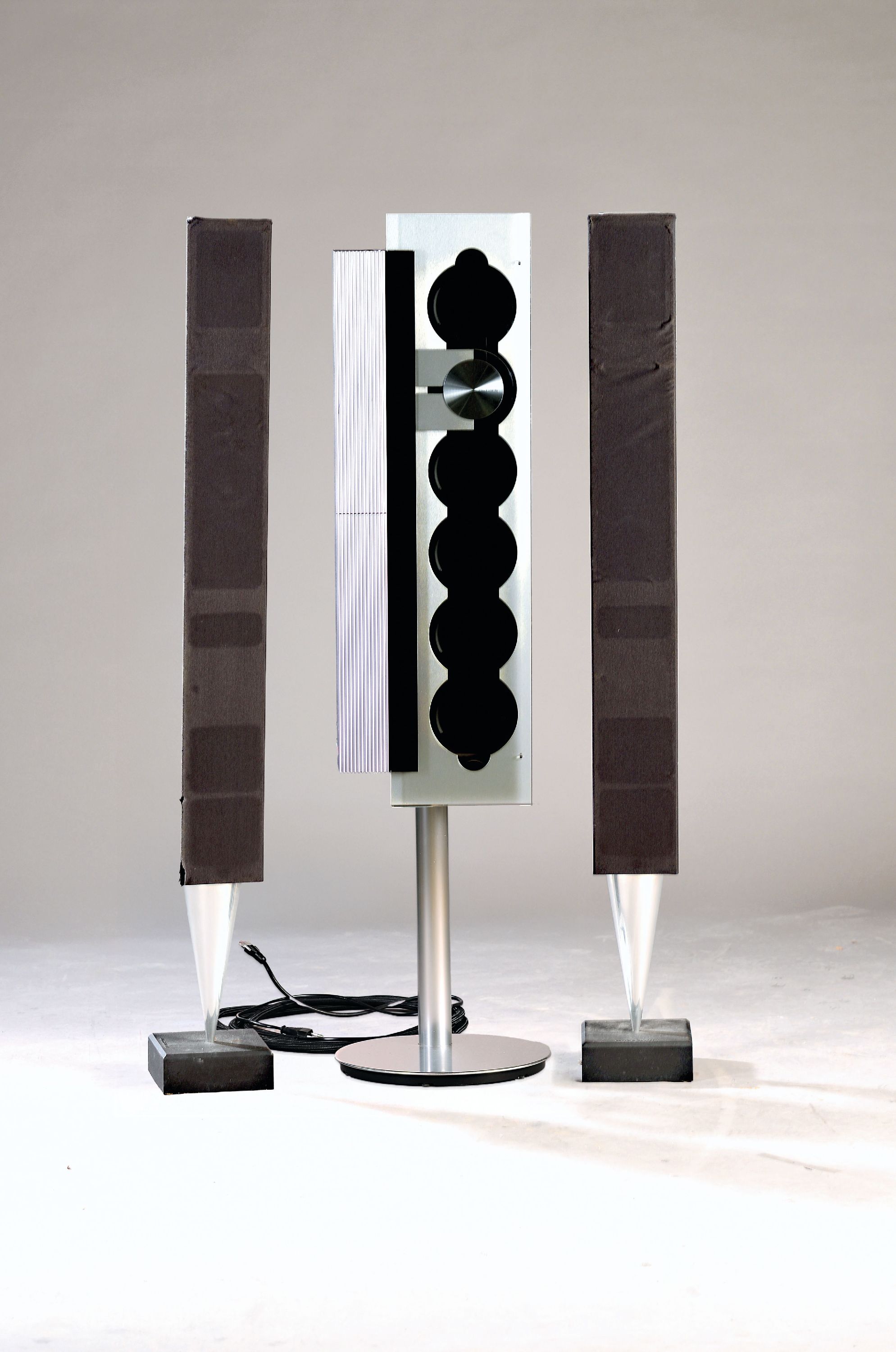Detail a: Bang & Olufsen, Beosound 9000, nach 1996, CD-Spieler und zwei Aktivlautsprecher, Entwurf David Lewis, für 6 CDs, Funktion nicht geprüft, H. ca. 128 ...