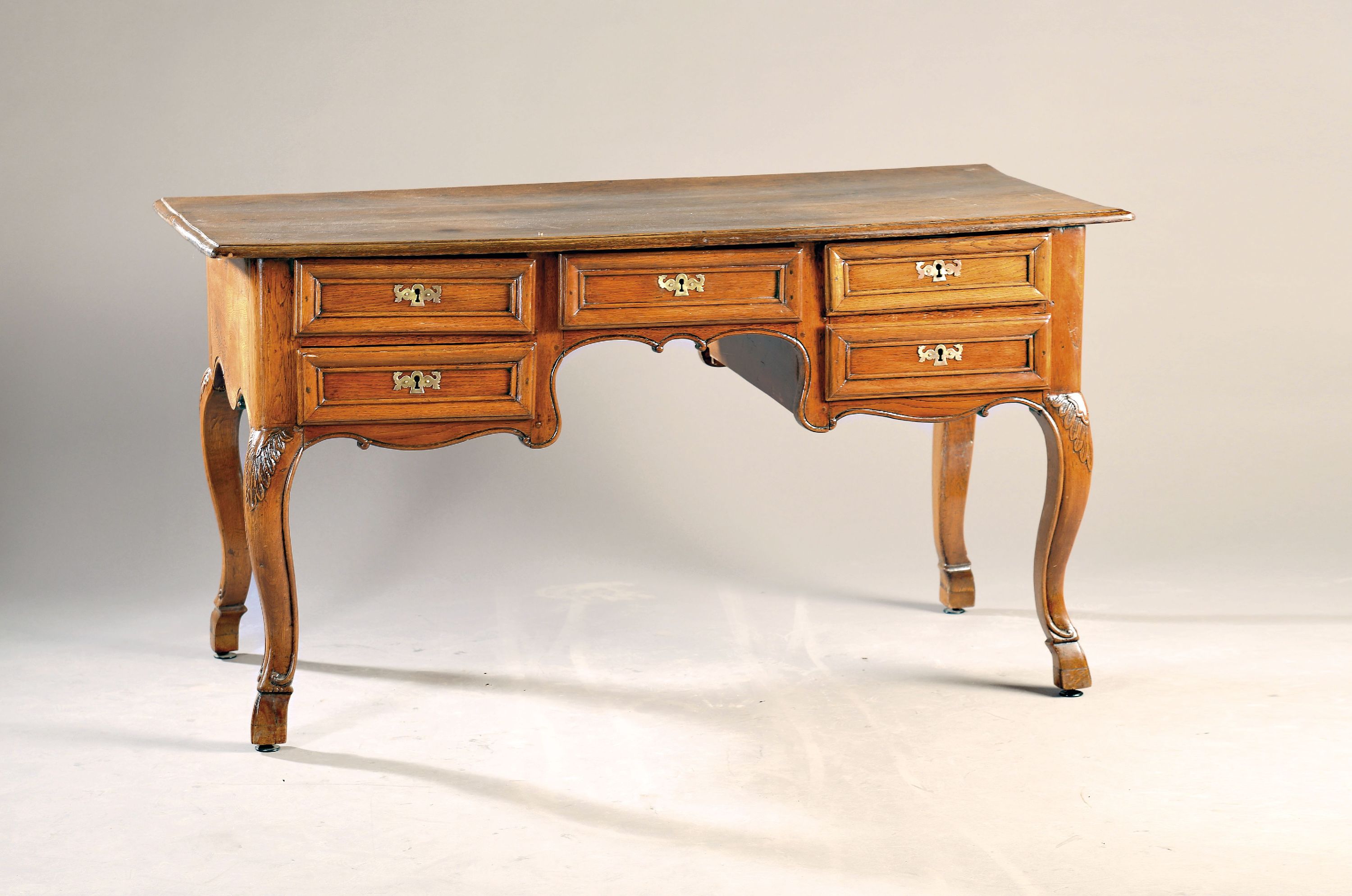 Image 27076055 - Schreibtisch, deutsch, um 1770/80, Eiche massiv, fünf Schubladen, geschweifte ...