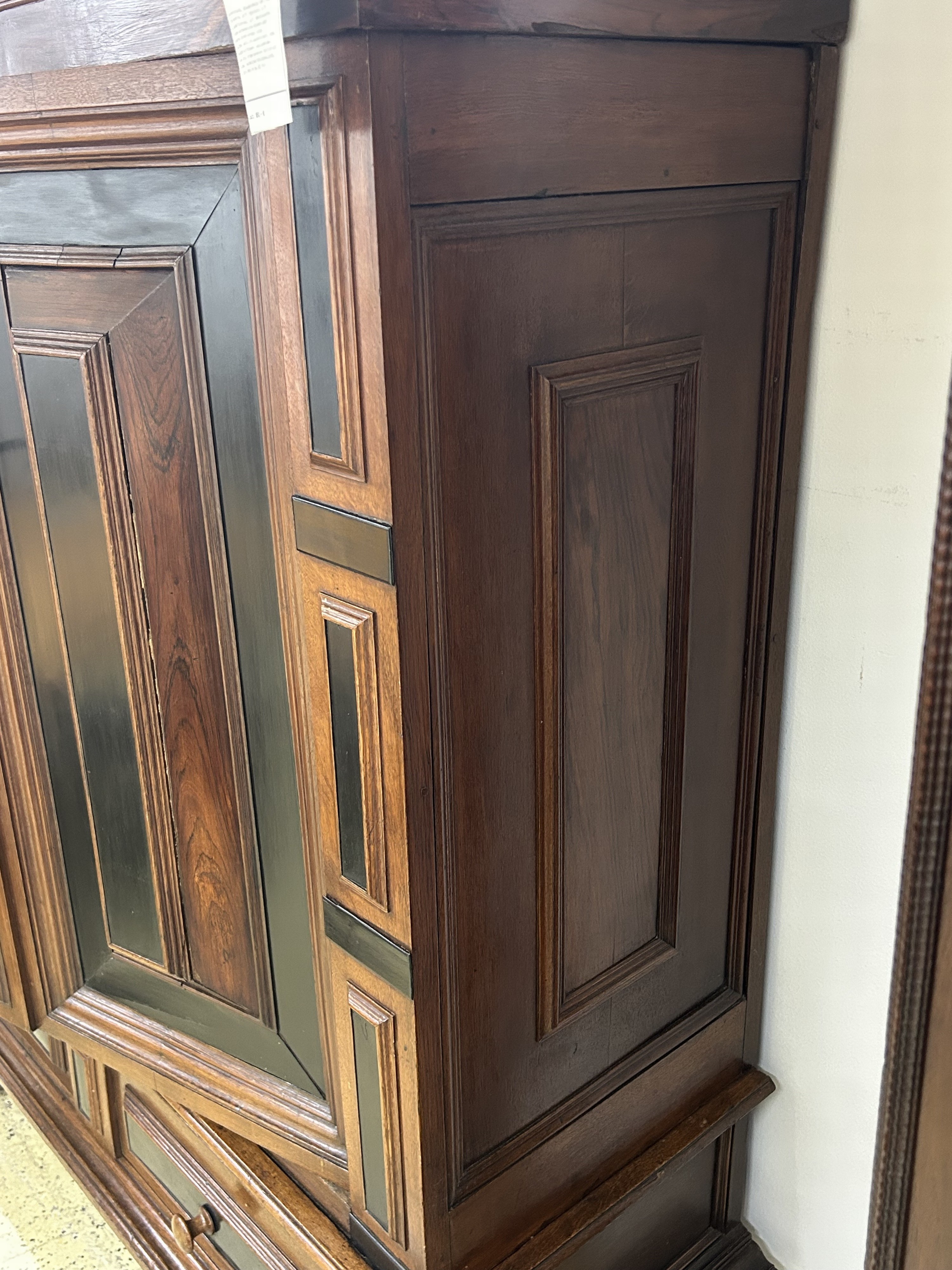 Detail c: Barockschrank, Niederrhein, um 1700, Eiche massiv, z.T. furniert, z.T. Palisanderfurnier, z.T. ebonisierte Furniere, aufgesetzte Kissen und ...