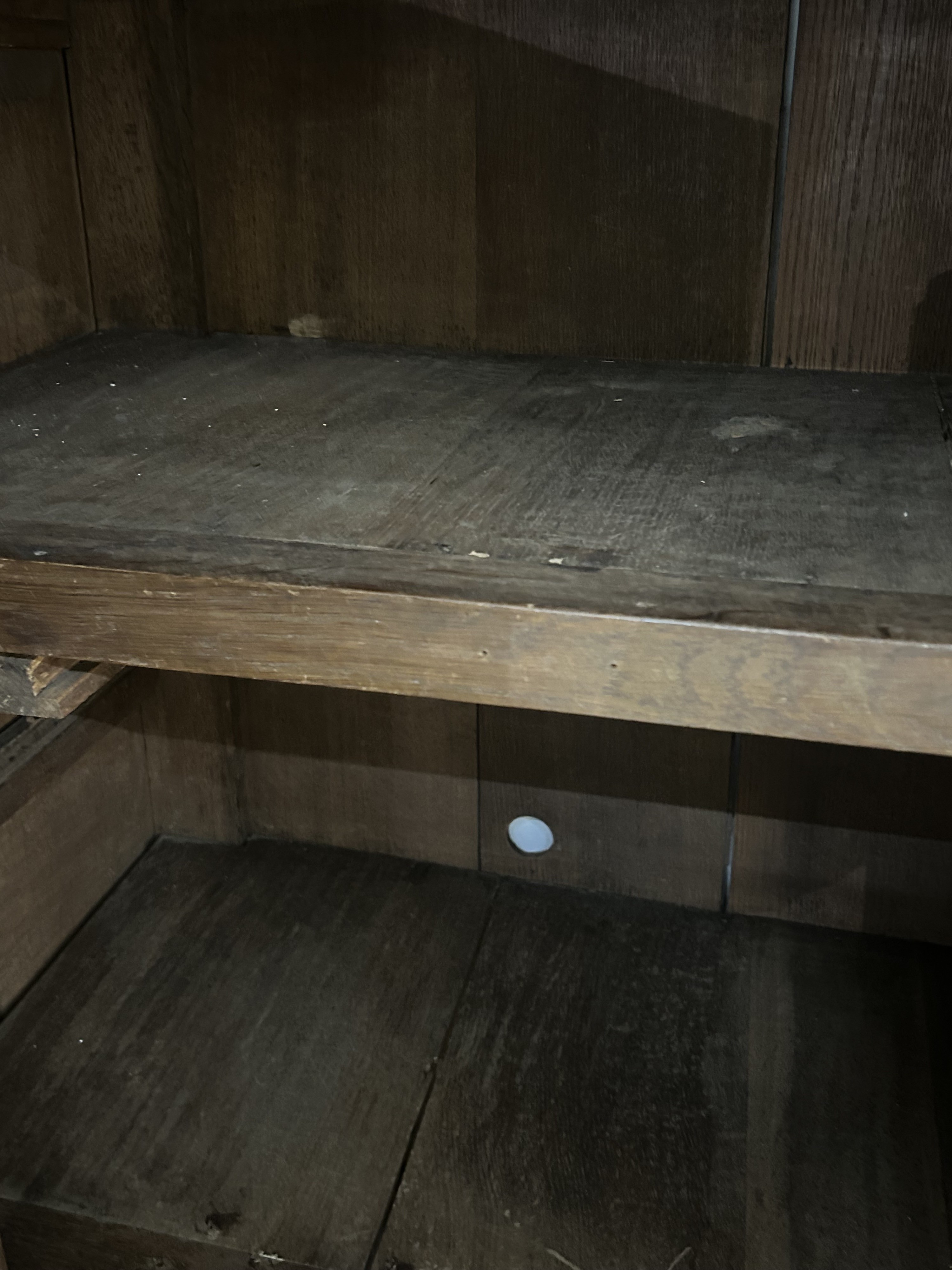 Detail e: Barockschrank, Niederrhein, um 1700, Eiche massiv, z.T. furniert, z.T. Palisanderfurnier, z.T. ebonisierte Furniere, aufgesetzte Kissen und ...