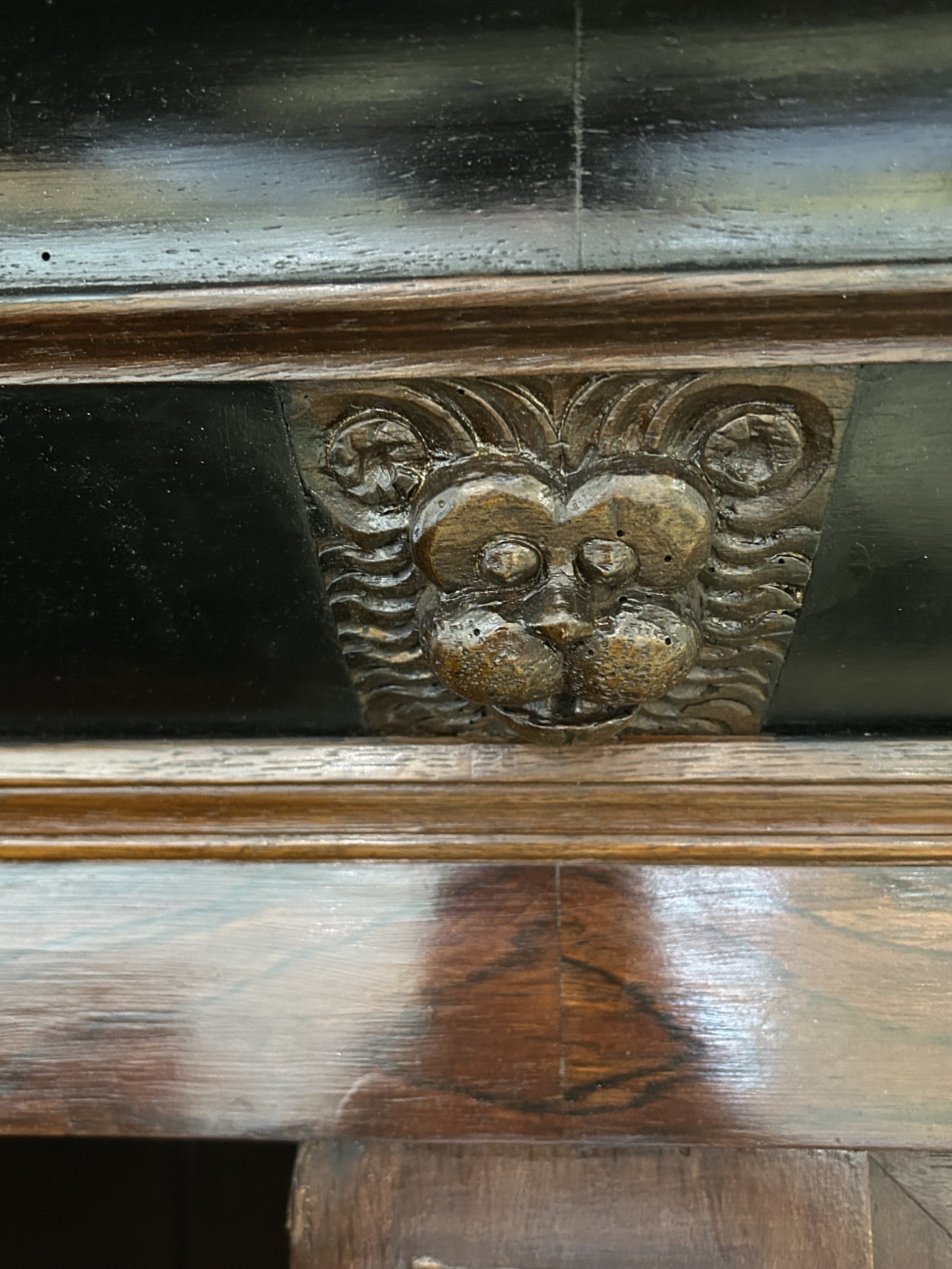 Detail f: Barockschrank, Niederrhein, um 1700, Eiche massiv, z.T. furniert, z.T. Palisanderfurnier, z.T. ebonisierte Furniere, aufgesetzte Kissen und ...
