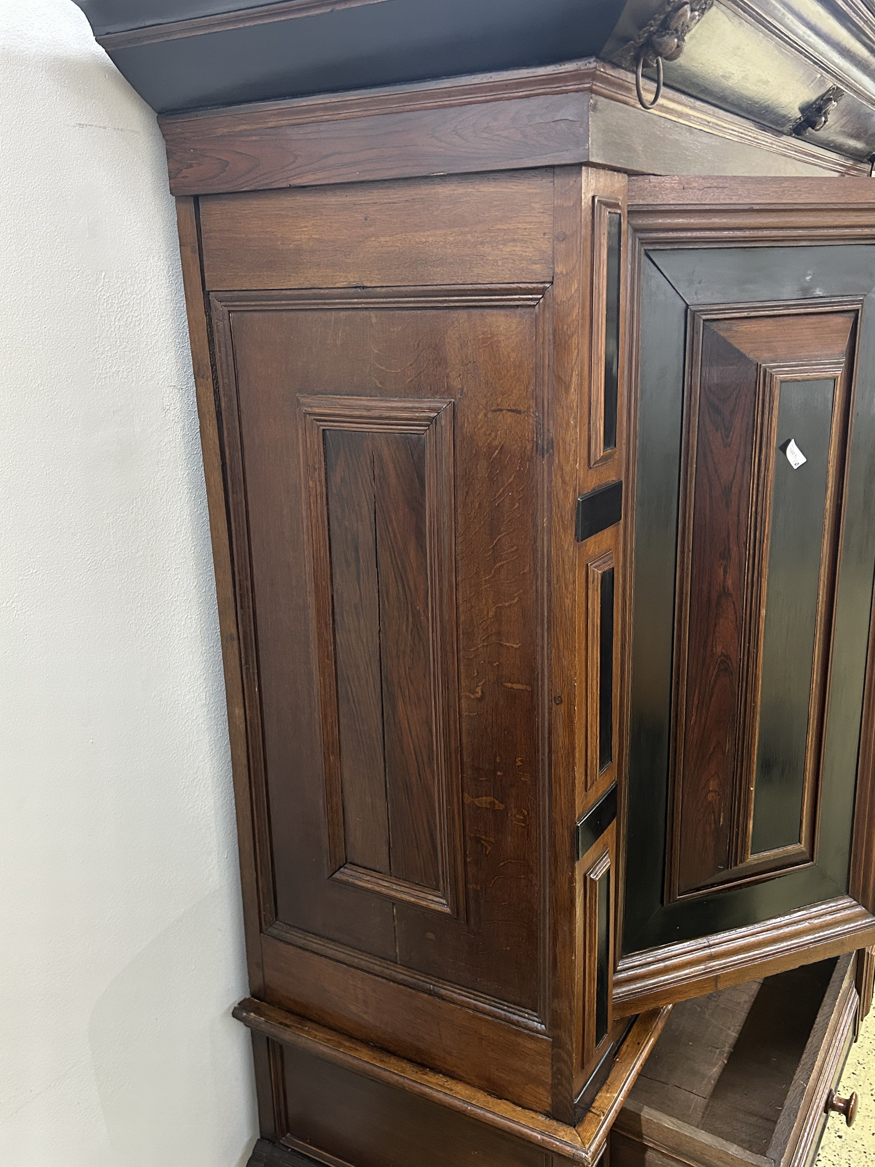 Detail h: Barockschrank, Niederrhein, um 1700, Eiche massiv, z.T. furniert, z.T. Palisanderfurnier, z.T. ebonisierte Furniere, aufgesetzte Kissen und ...