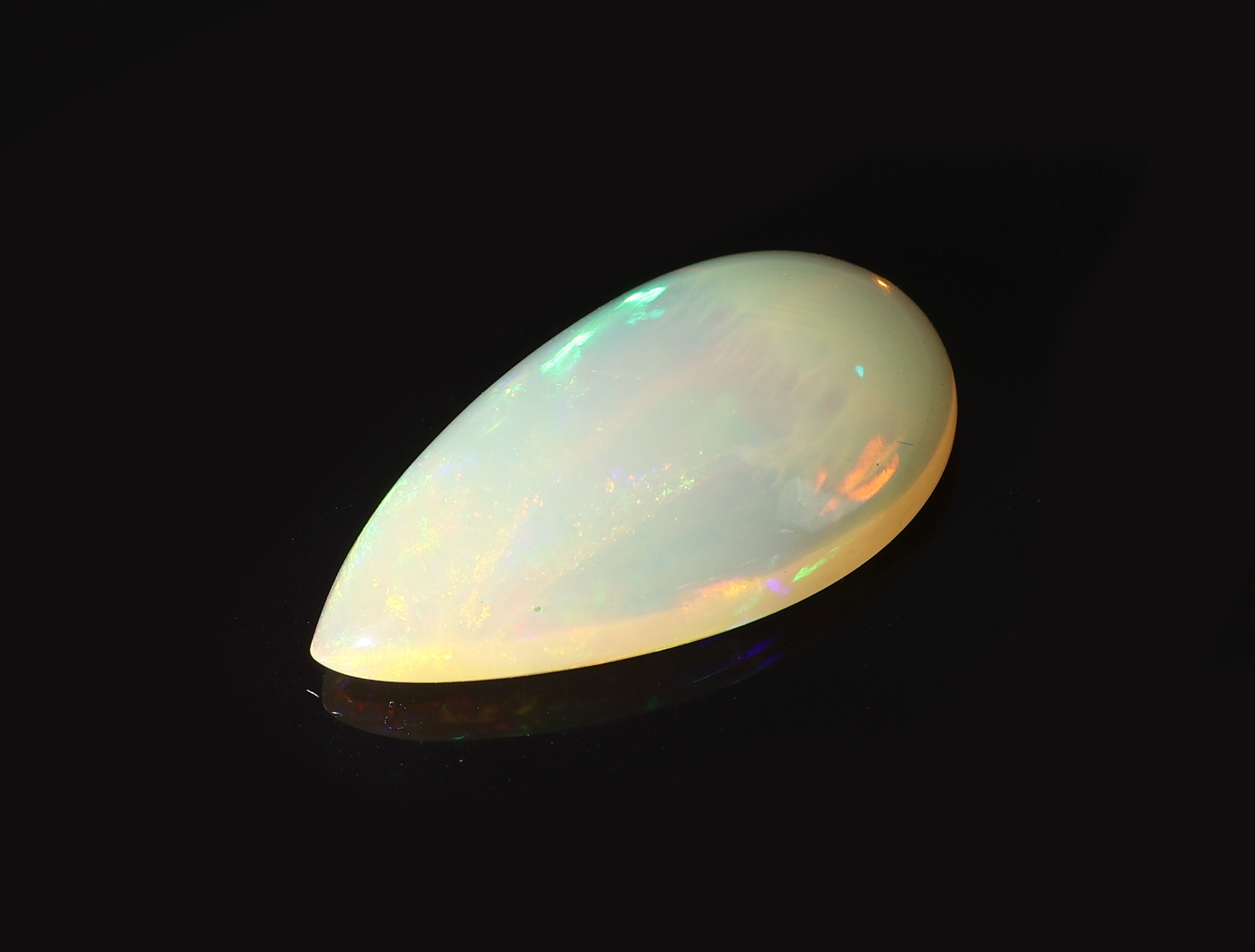 Detail b: Loser Opal, ca. 4.07 ct, tropfenf. Cabochon