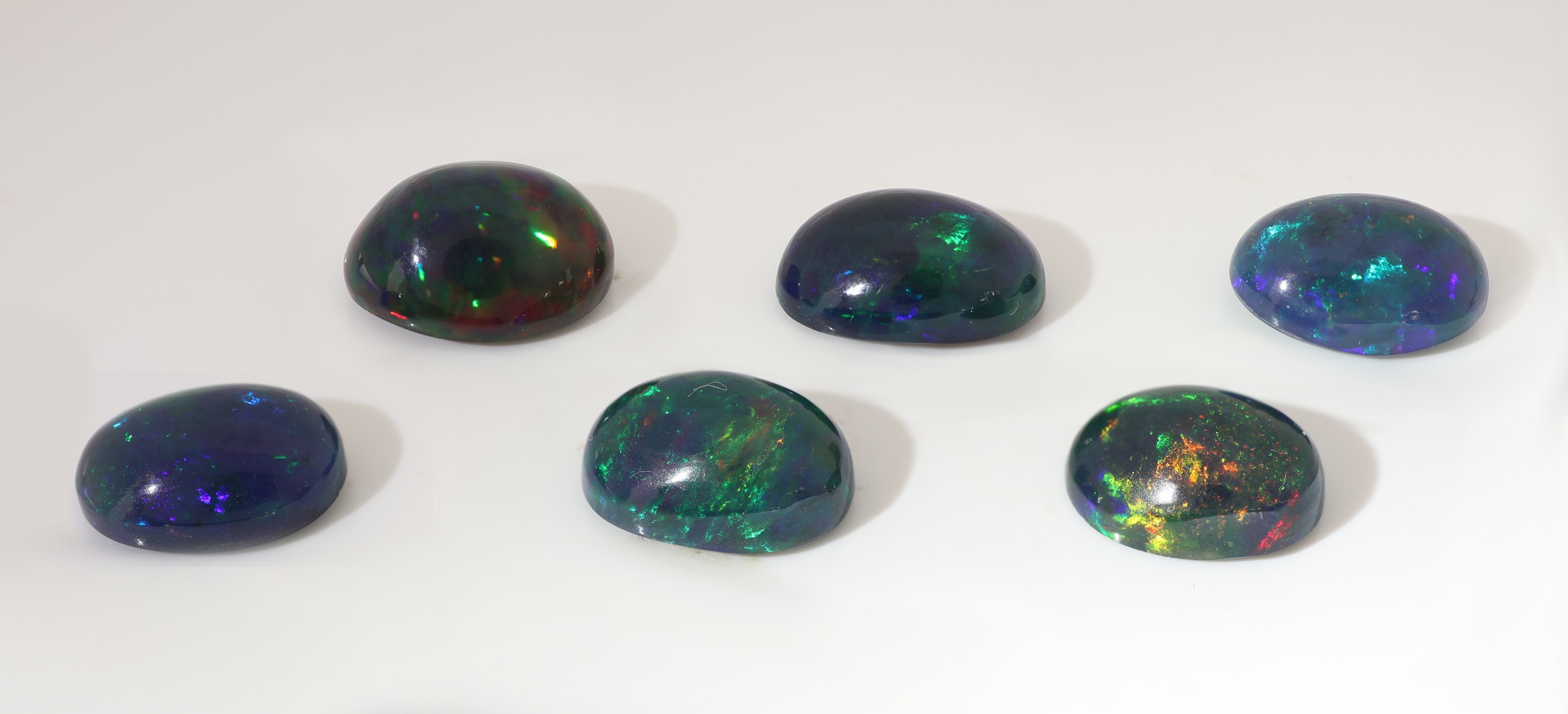 Detail b: Lot 6 lose Schwarzopale, zus. ca. 18.07 ct, ovale Cabochons in versch. Größen