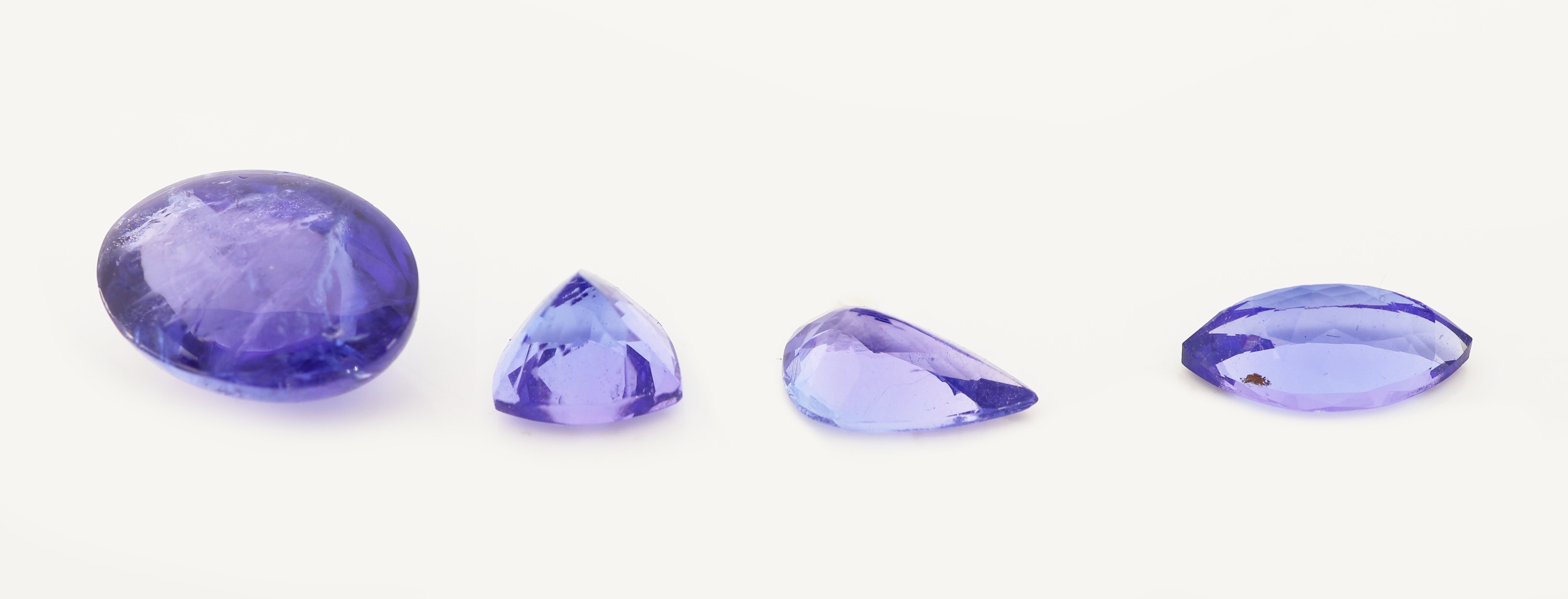 Detail a: Konvolut 4 lose Tansanite zus. ca. 11.22 ct:1 x ovaler Cabochon ca. 6.74 ct; 1 x facett. Tropfen ca. 1.29 ct; 1 x facett. Triangel ca. 1.71 ...