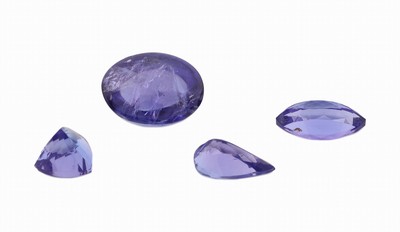 27076242a - Konvolut 4 lose Tansanite zus. ca. 11.22 ct: 1 x ovaler Cabochon ca. 6.74 ct; 1 x facett. ...