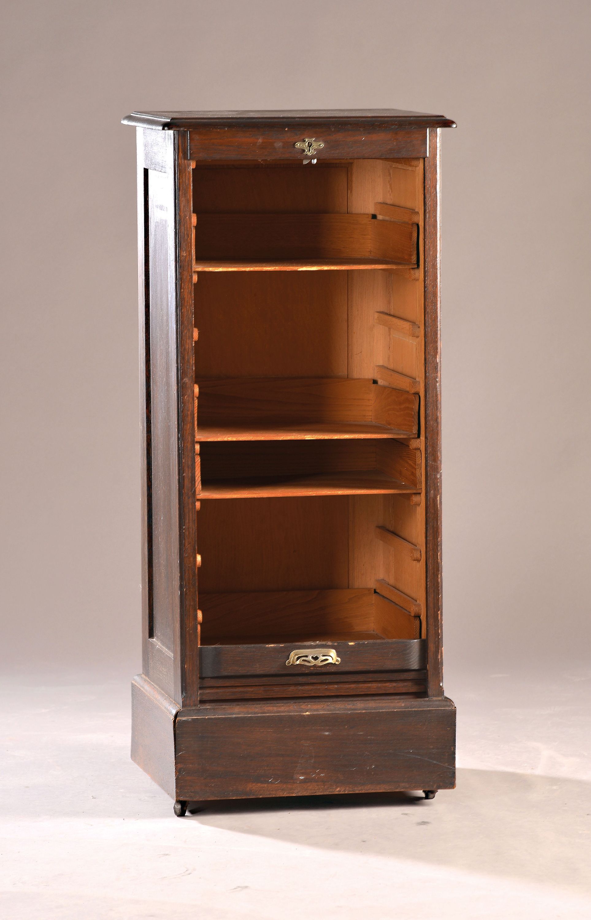 Detail a: Rolladenschrank, Anfang 20.Jh., Eiche dunkel gebeizt, Lamellenfront, Innenaufteilung mit offenen Schüben, 1 Schlüssel, 117x50x43 cm, EZ 2