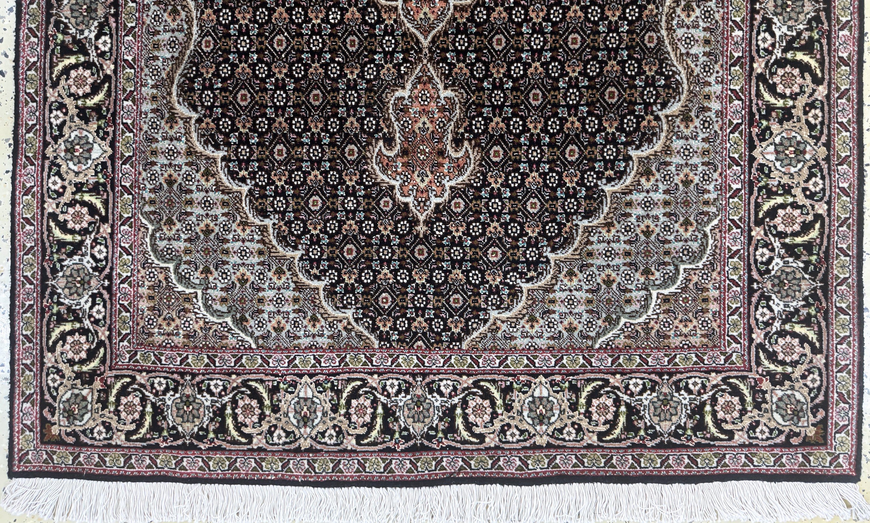 Detail b: Täbriz fein(50 Raj), Persien, Ende 20.Jhd, Korkwolle mit Seide, ca. 150 x 103 cm, ca. 500.000 Kn/qm, EHZ: 1-2