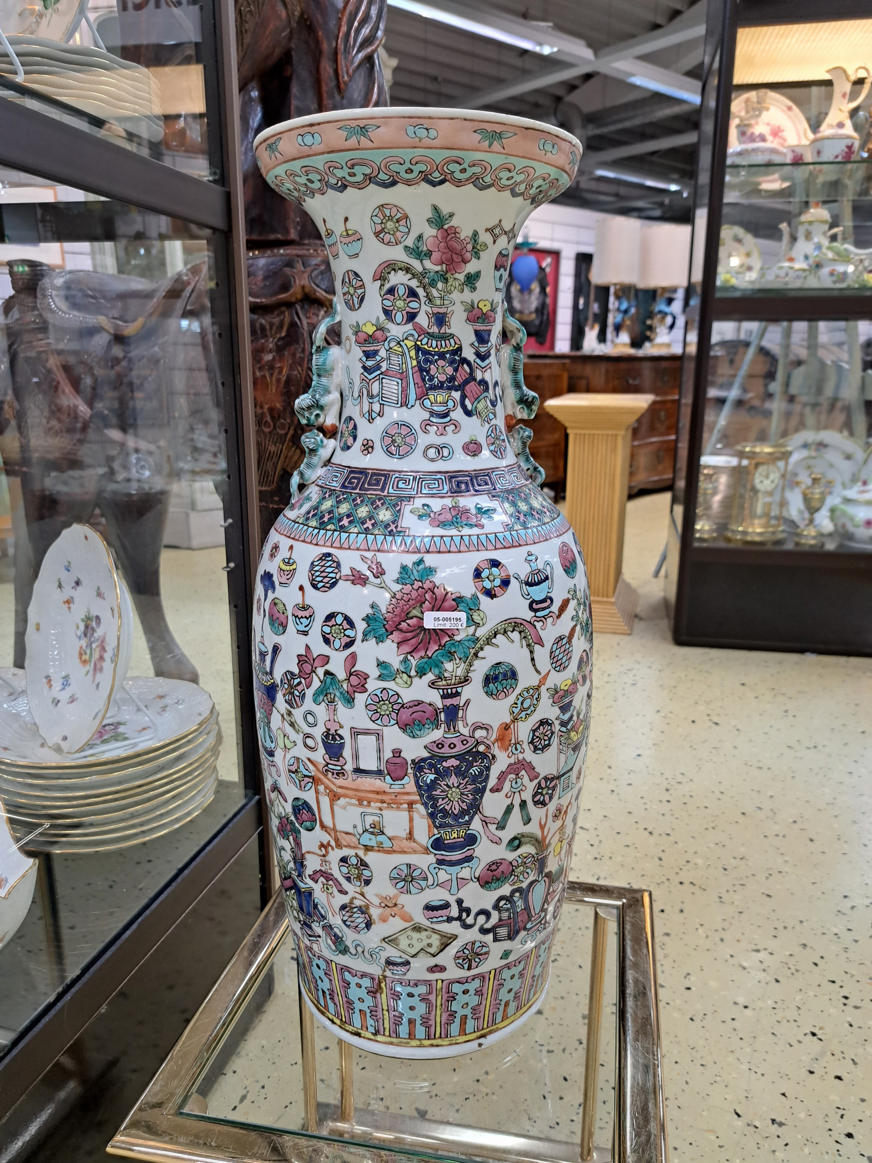 Detail a: Bodenvase, China, Tongzhi bzw. um 1860-70 , Porzellan, umlaufend bunt bemalt mit Vasen und anderen Glückssymbolen, H. ca. 61cm, Zertifikat der China ...