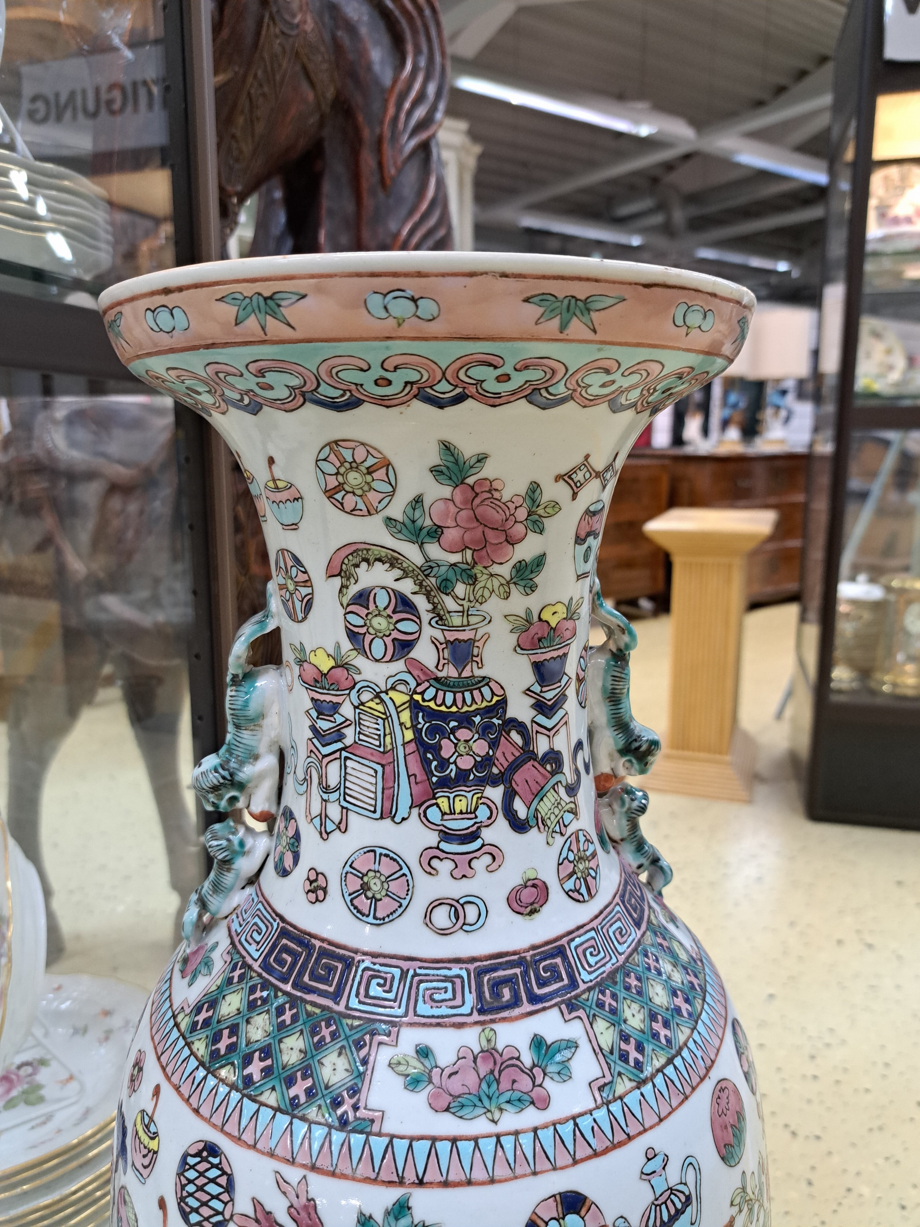 Detail b: Bodenvase, China, Tongzhi bzw. um 1860-70 , Porzellan, umlaufend bunt bemalt mit Vasen und anderen Glückssymbolen, H. ca. 61cm, Zertifikat der China ...