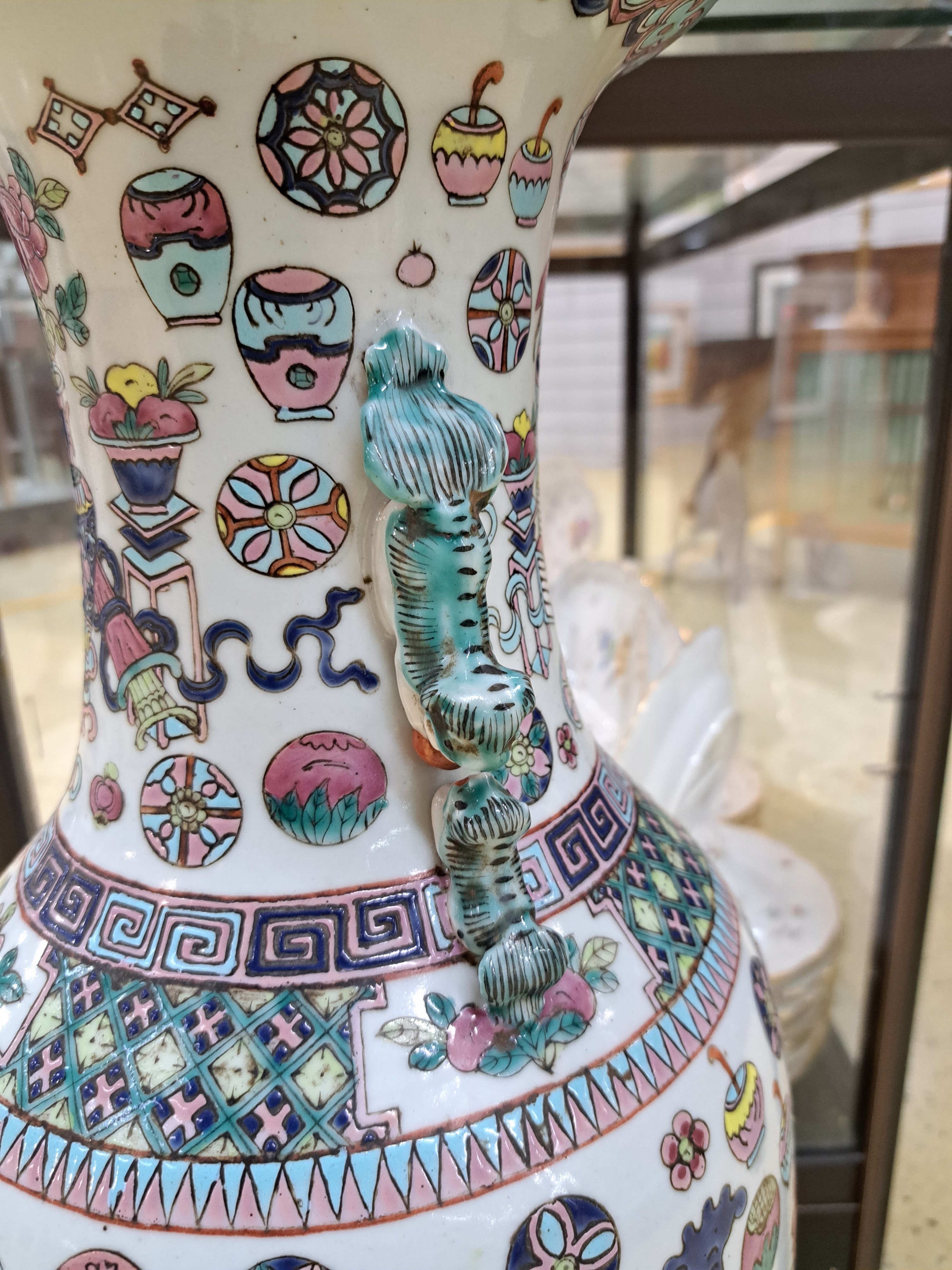 Detail c: Bodenvase, China, Tongzhi bzw. um 1860-70 , Porzellan, umlaufend bunt bemalt mit Vasen und anderen Glückssymbolen, H. ca. 61cm, Zertifikat der China ...