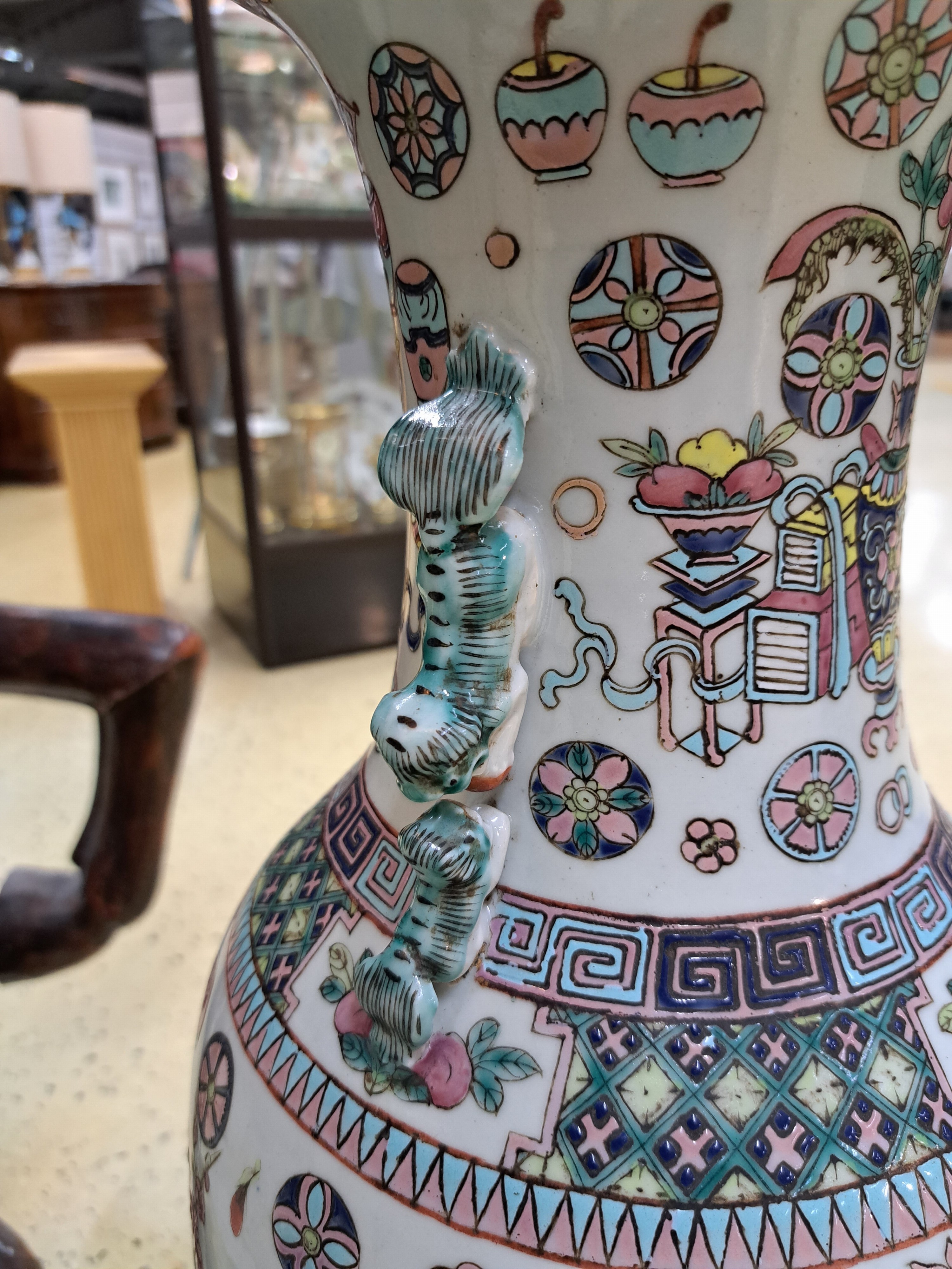 Detail d: Bodenvase, China, Tongzhi bzw. um 1860-70 , Porzellan, umlaufend bunt bemalt mit Vasen und anderen Glückssymbolen, H. ca. 61cm, Zertifikat der China ...