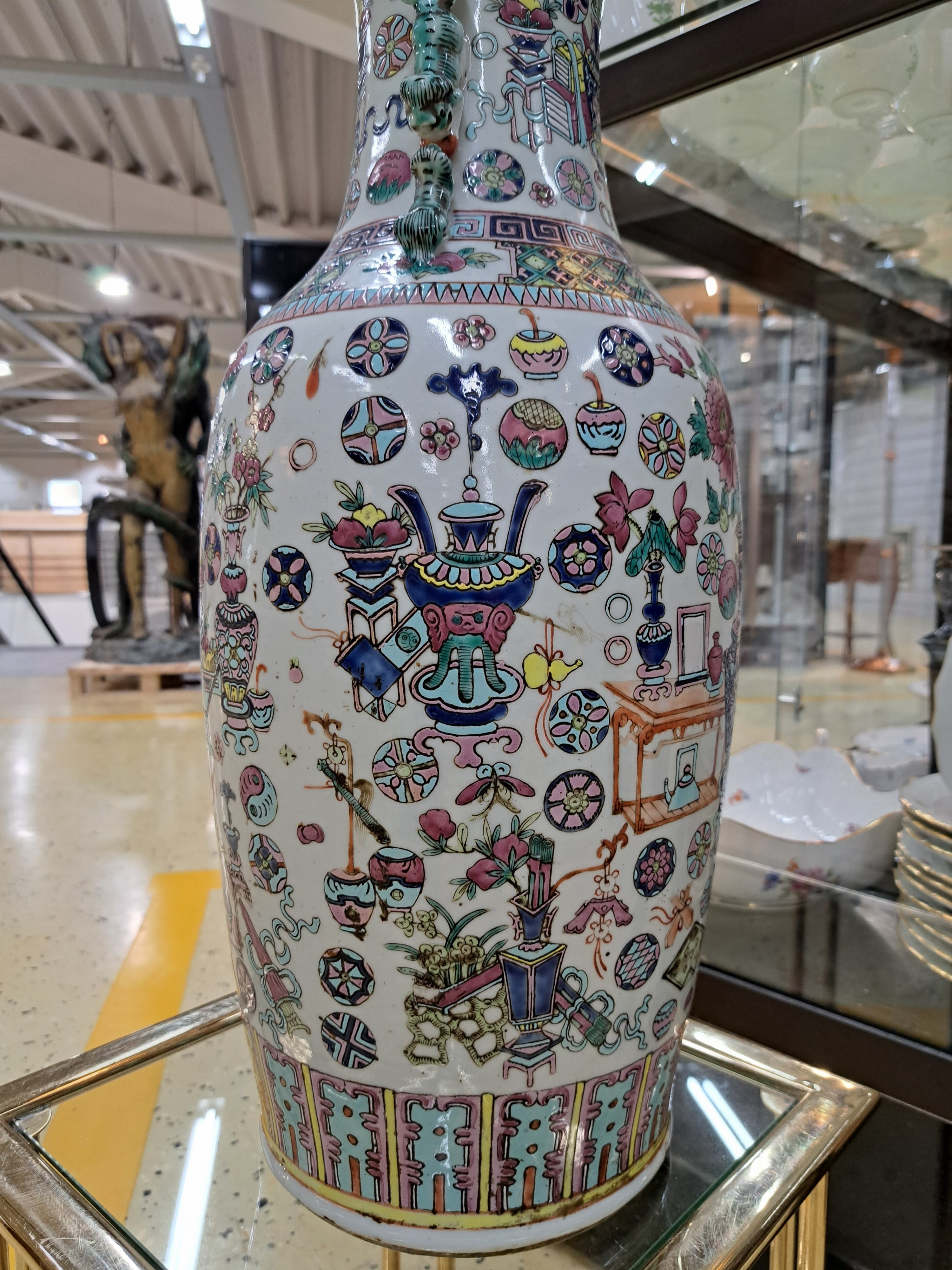 Detail f: Bodenvase, China, Tongzhi bzw. um 1860-70 , Porzellan, umlaufend bunt bemalt mit Vasen und anderen Glückssymbolen, H. ca. 61cm, Zertifikat der China ...