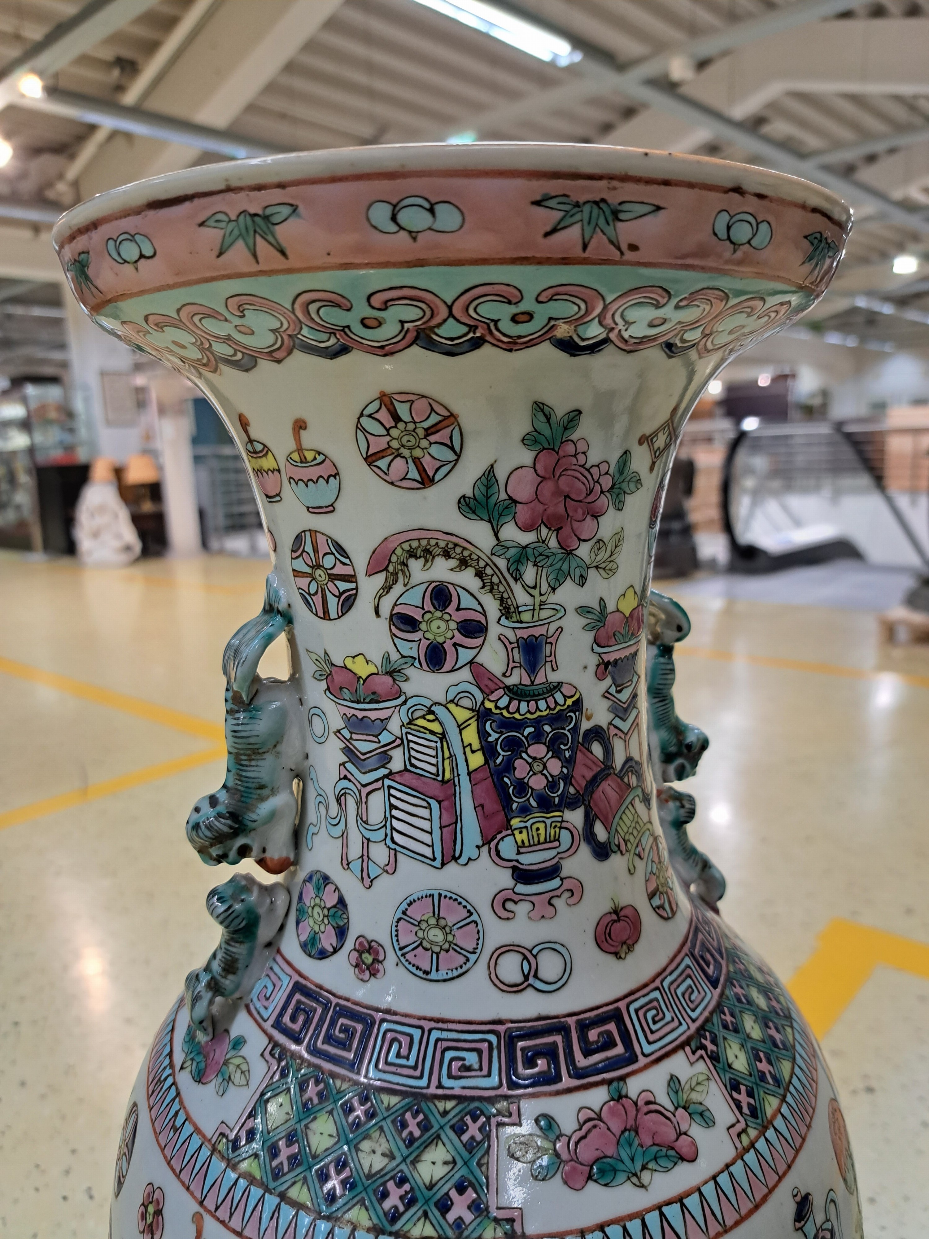 Detail g: Bodenvase, China, Tongzhi bzw. um 1860-70 , Porzellan, umlaufend bunt bemalt mit Vasen und anderen Glückssymbolen, H. ca. 61cm, Zertifikat der China ...