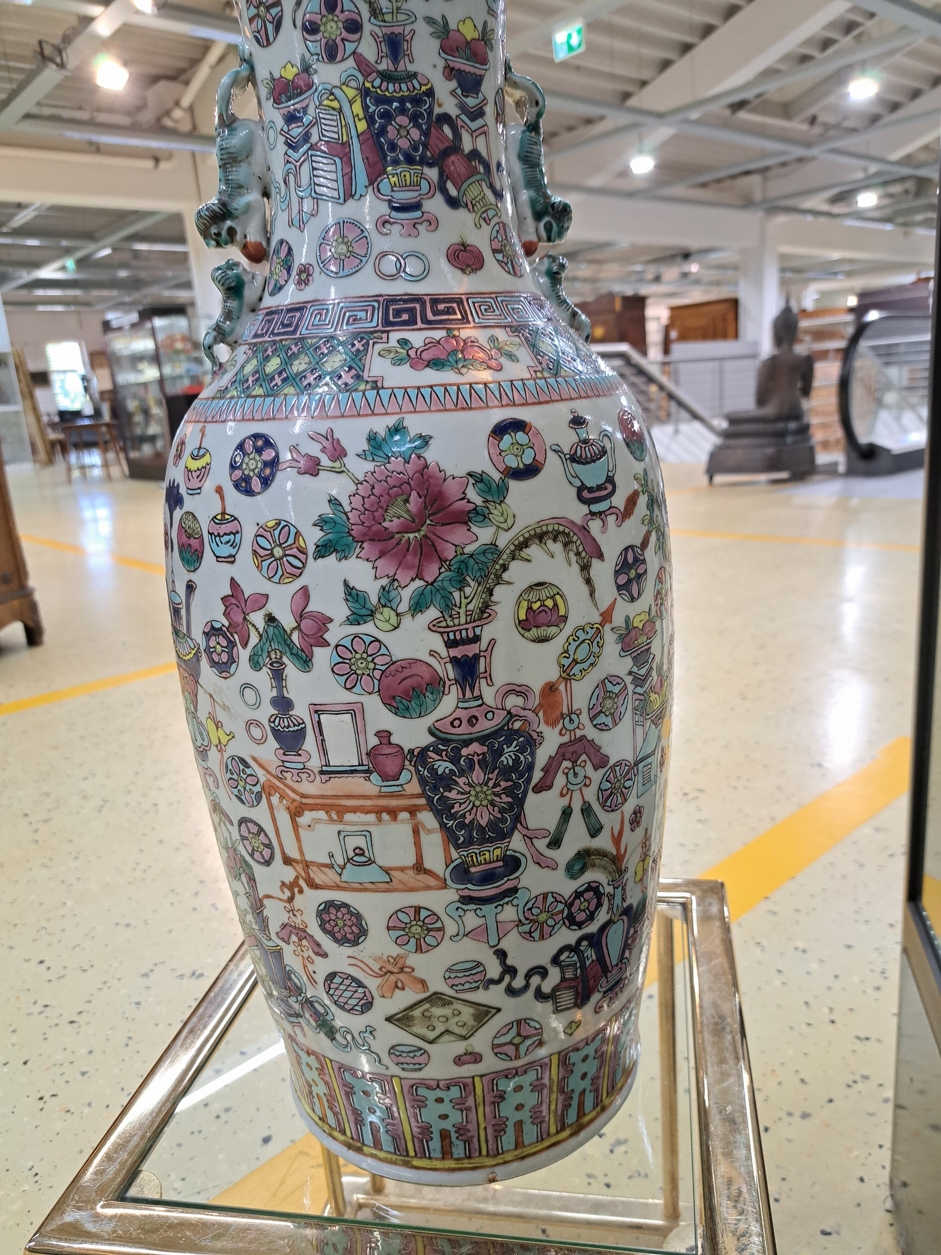 Detail h: Bodenvase, China, Tongzhi bzw. um 1860-70 , Porzellan, umlaufend bunt bemalt mit Vasen und anderen Glückssymbolen, H. ca. 61cm, Zertifikat der China ...