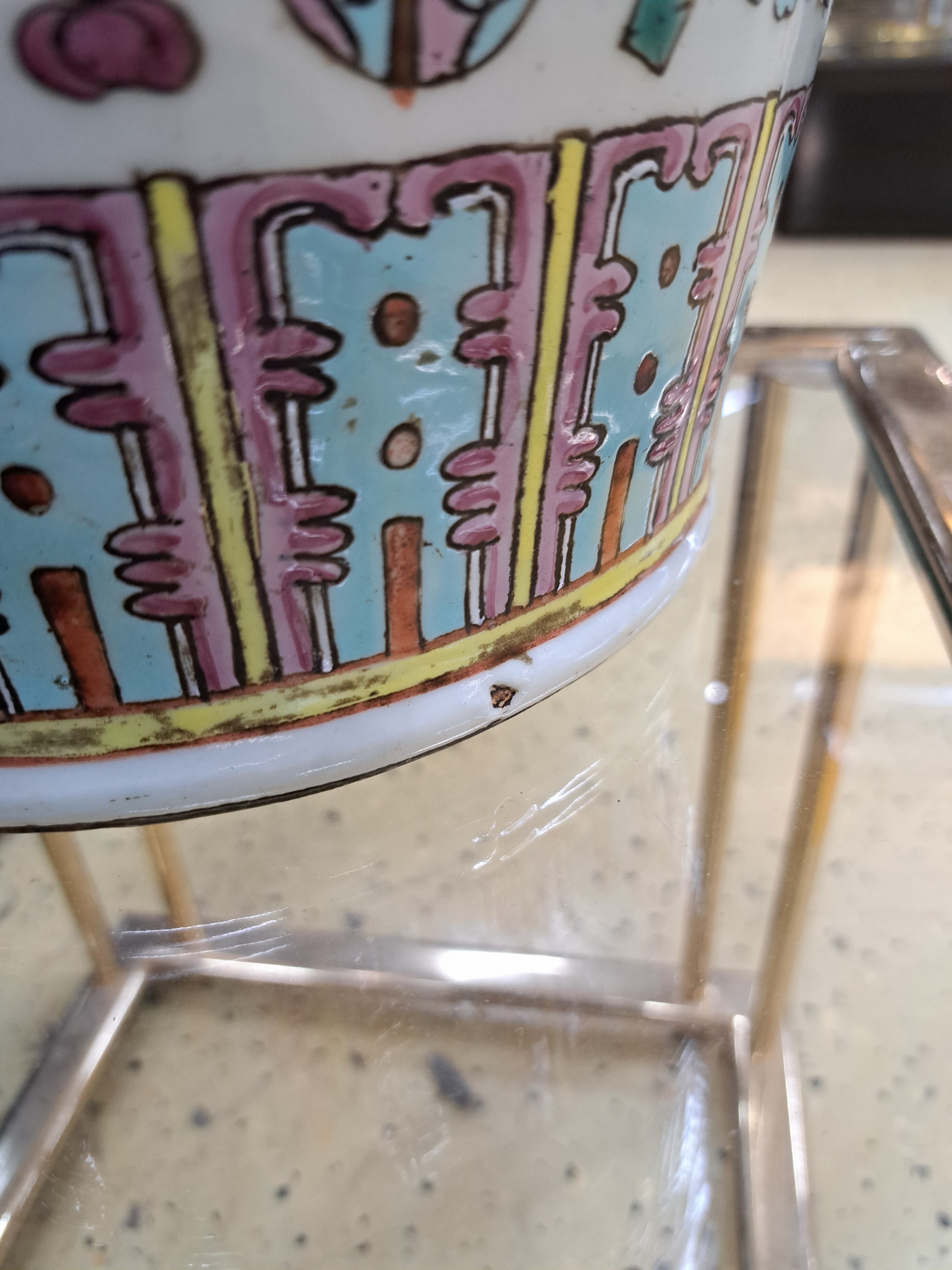 Detail i: Bodenvase, China, Tongzhi bzw. um 1860-70 , Porzellan, umlaufend bunt bemalt mit Vasen und anderen Glückssymbolen, H. ca. 61cm, Zertifikat der China ...