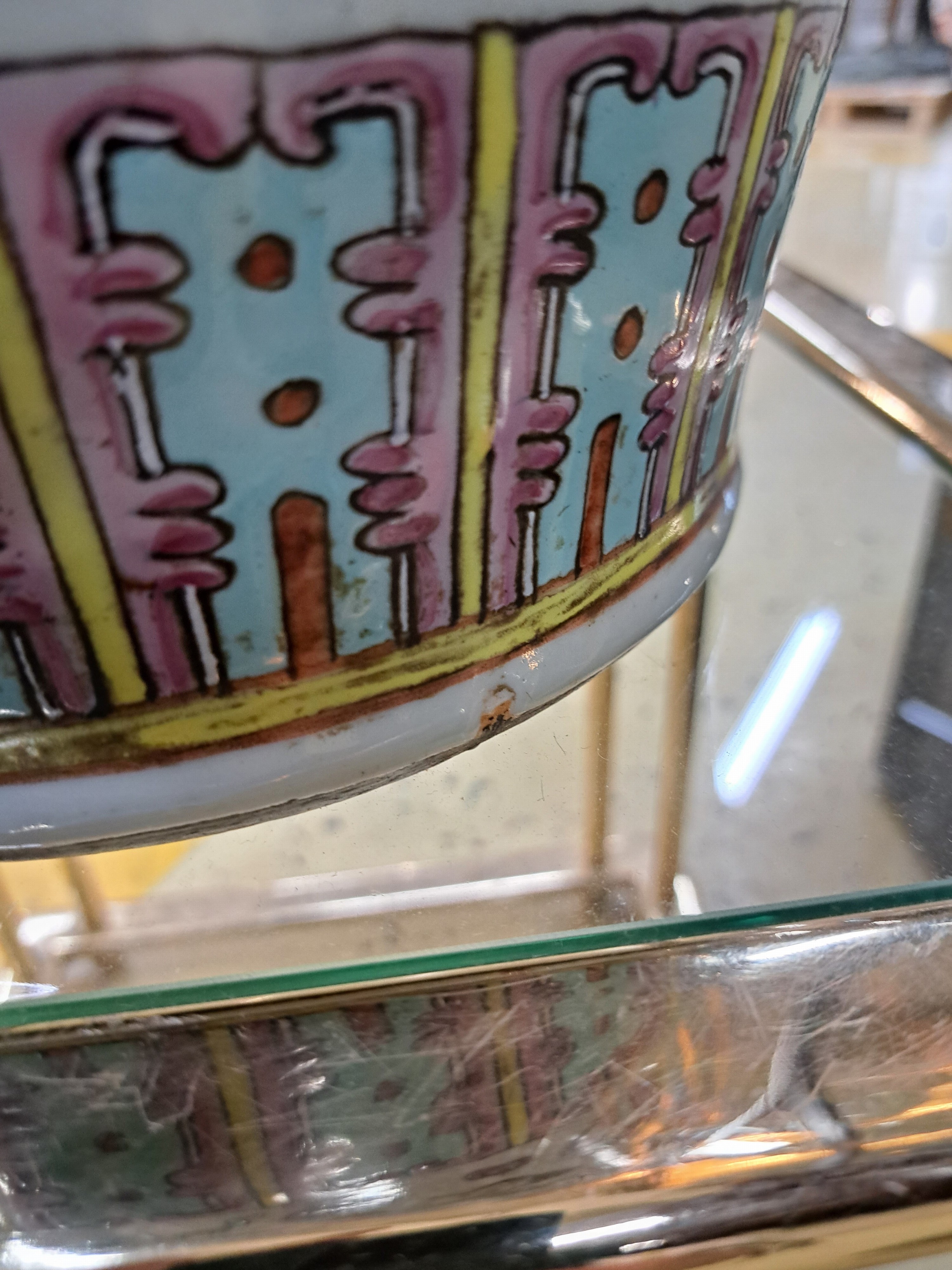 Detail j: Bodenvase, China, Tongzhi bzw. um 1860-70 , Porzellan, umlaufend bunt bemalt mit Vasen und anderen Glückssymbolen, H. ca. 61cm, Zertifikat der China ...