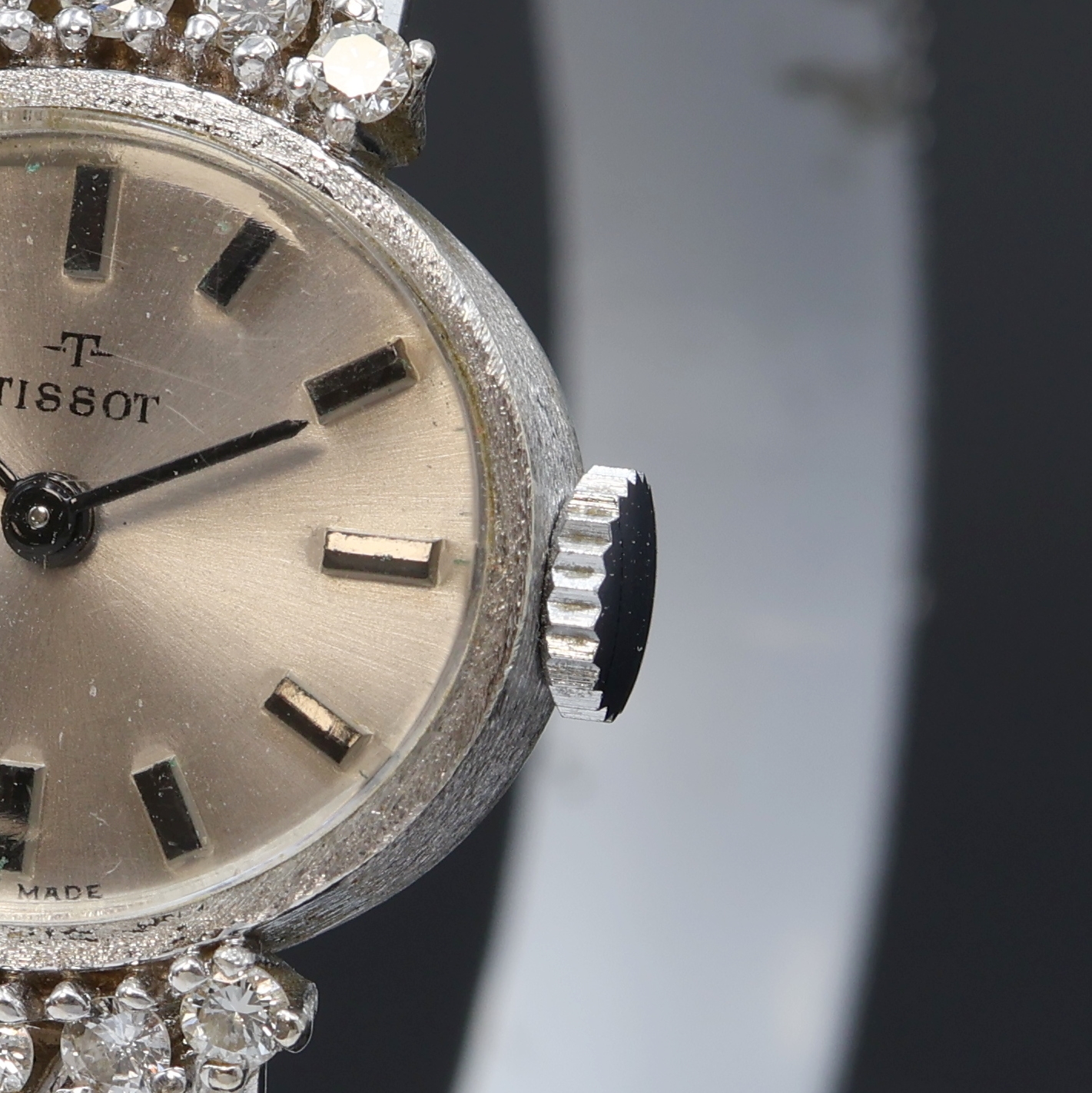 Detail b: TISSOT Damenarmbanduhr in WG 585/000 mit Diamanten, Schweiz um 1965, Handaufzug, Boden aufgedr., Geh. am Milanaiseband m. 10 Diamanten bes., silb. ...