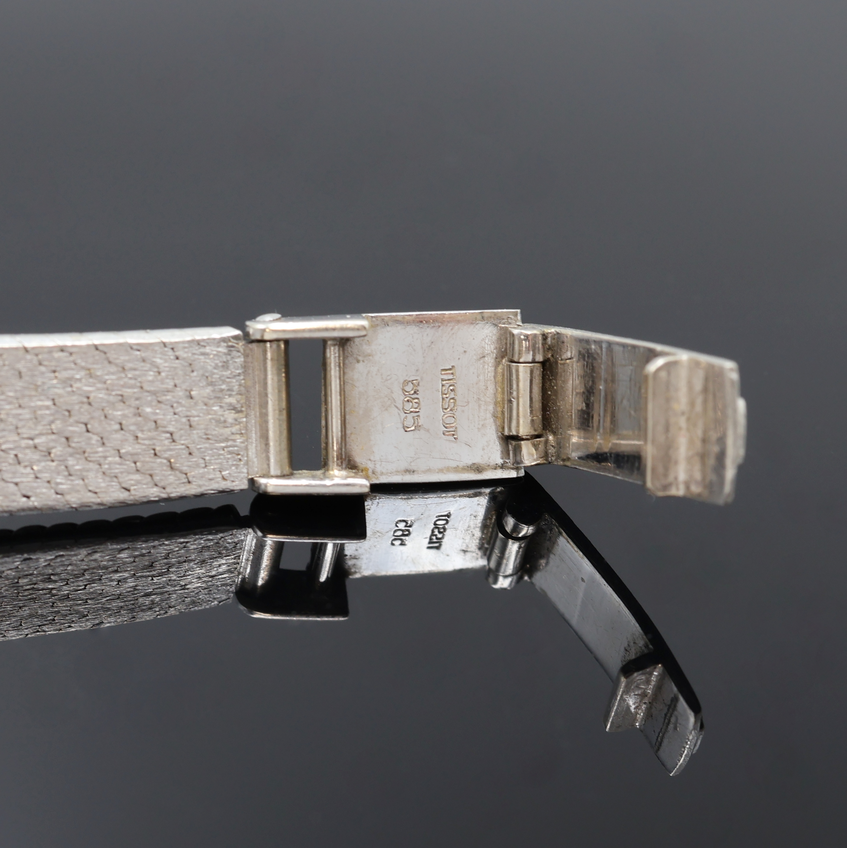 Detail d: TISSOT Damenarmbanduhr in WG 585/000 mit Diamanten, Schweiz um 1965, Handaufzug, Boden aufgedr., Geh. am Milanaiseband m. 10 Diamanten bes., silb. ...