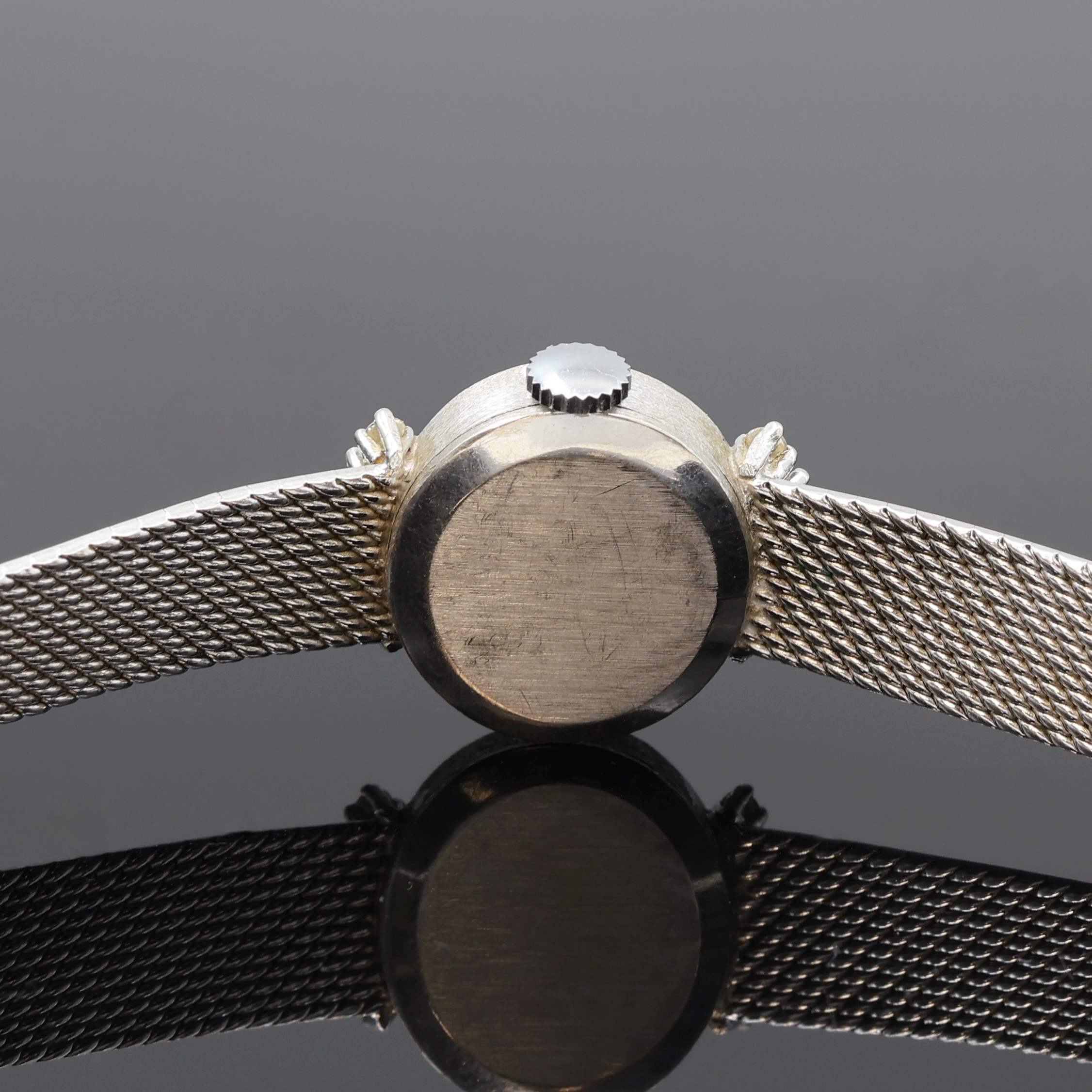 Detail e: TISSOT Damenarmbanduhr in WG 585/000 mit Diamanten, Schweiz um 1965, Handaufzug, Boden aufgedr., Geh. am Milanaiseband m. 10 Diamanten bes., silb. ...