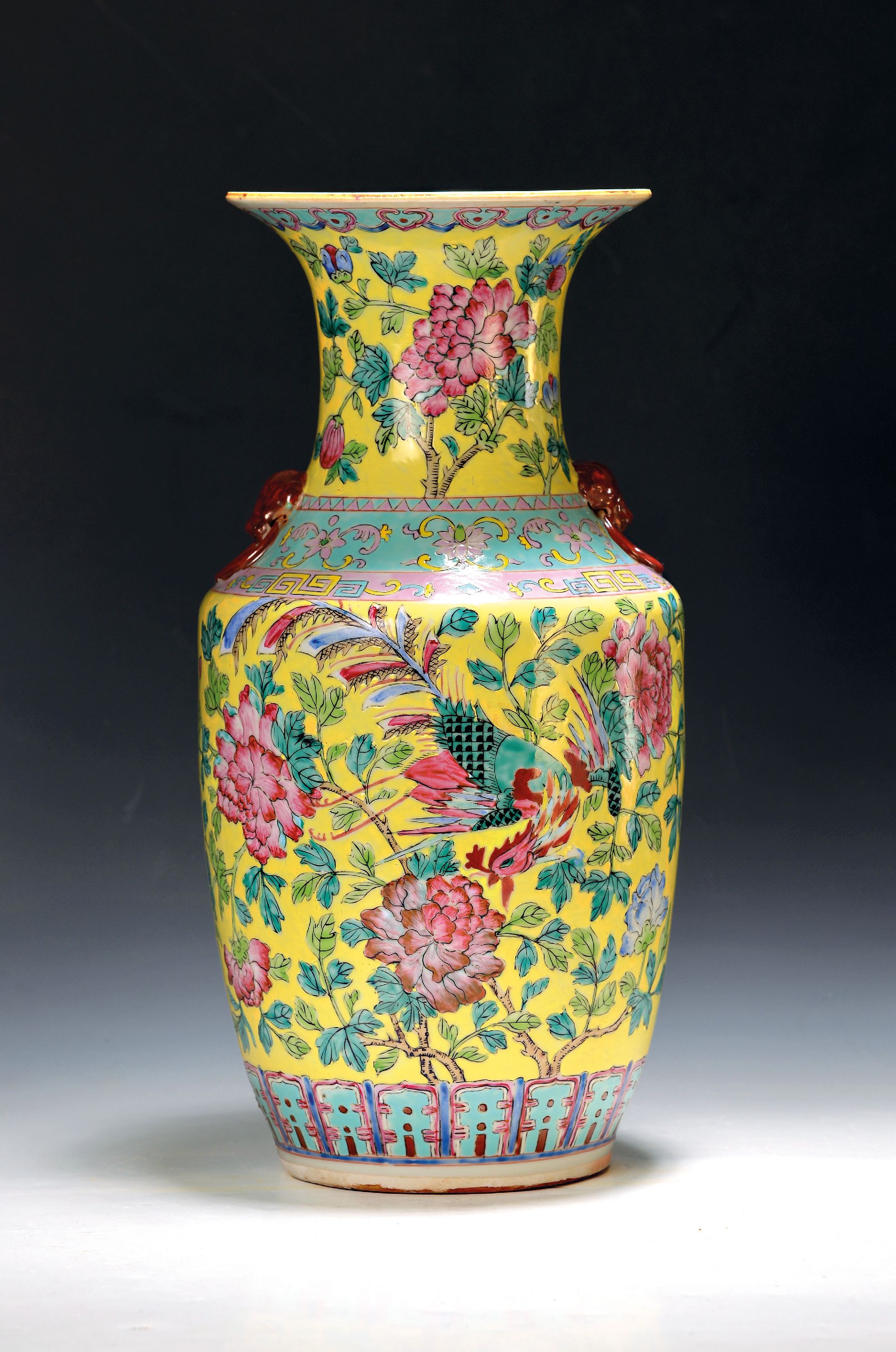 Image 27076456 - Vase, China, um 1860-1870, Porzellan, umlaufend gelbgrundiger Dekor mit Päonien und ...