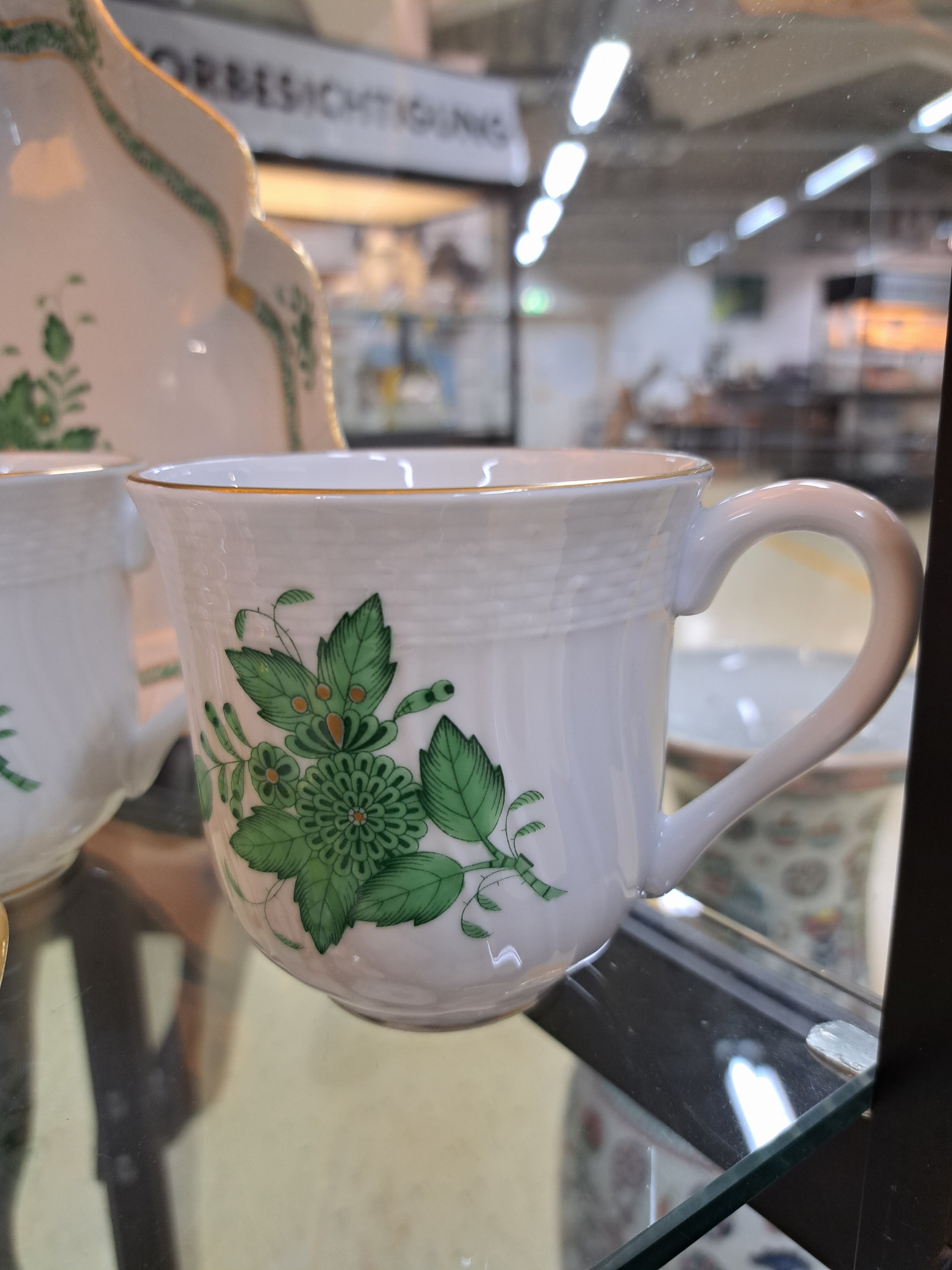 Detail c: Kaffee-Service, Herend/Ungarn, Dekor Apponyi, 8 Tassen mit Untertassen, 8 Kuchenteller, 4 Bechertassen, Sahnegießer, Milchkännchen, kl. Vase, ...