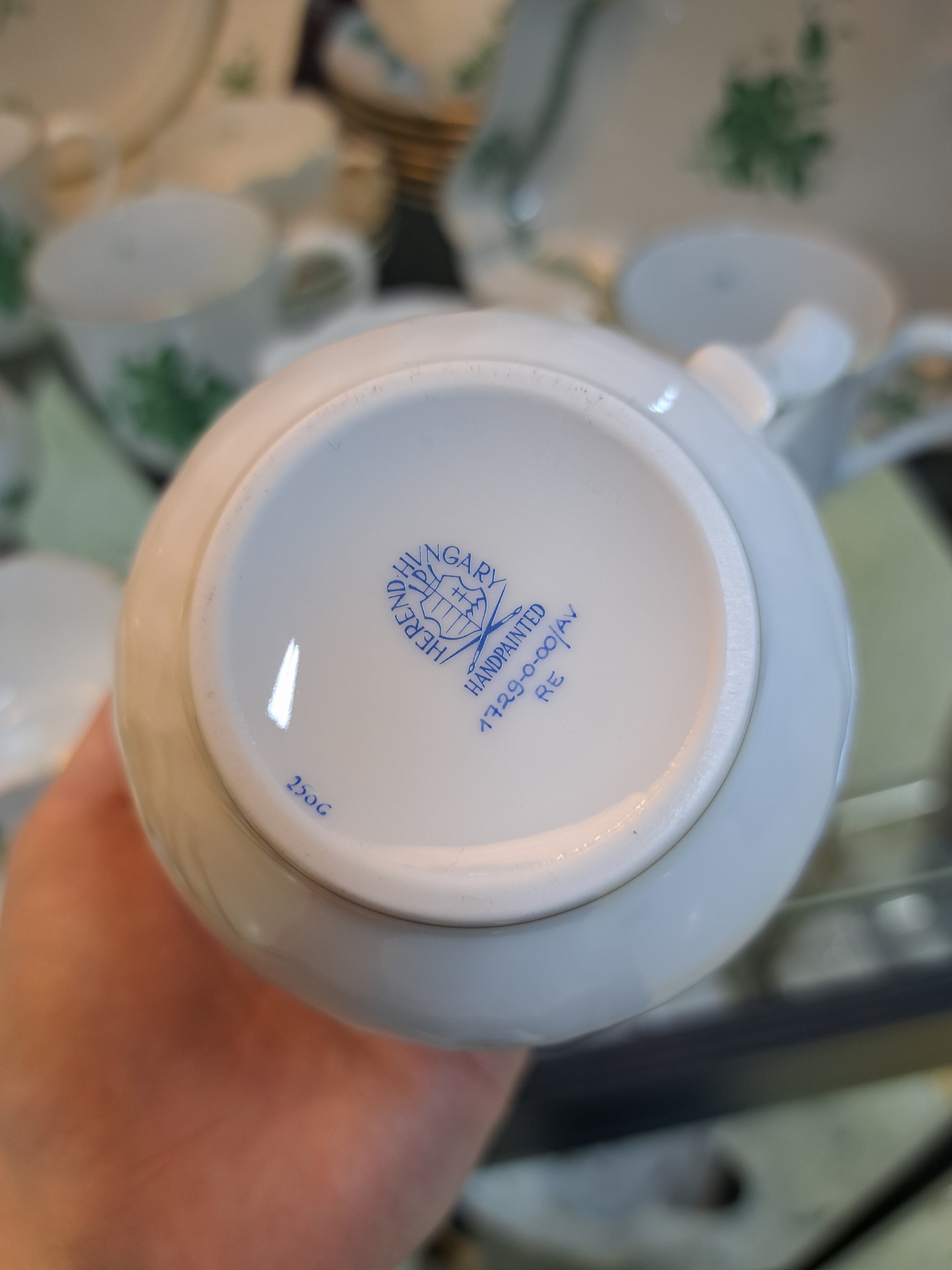Detail d: Kaffee-Service, Herend/Ungarn, Dekor Apponyi, 8 Tassen mit Untertassen, 8 Kuchenteller, 4 Bechertassen, Sahnegießer, Milchkännchen, kl. Vase, ...