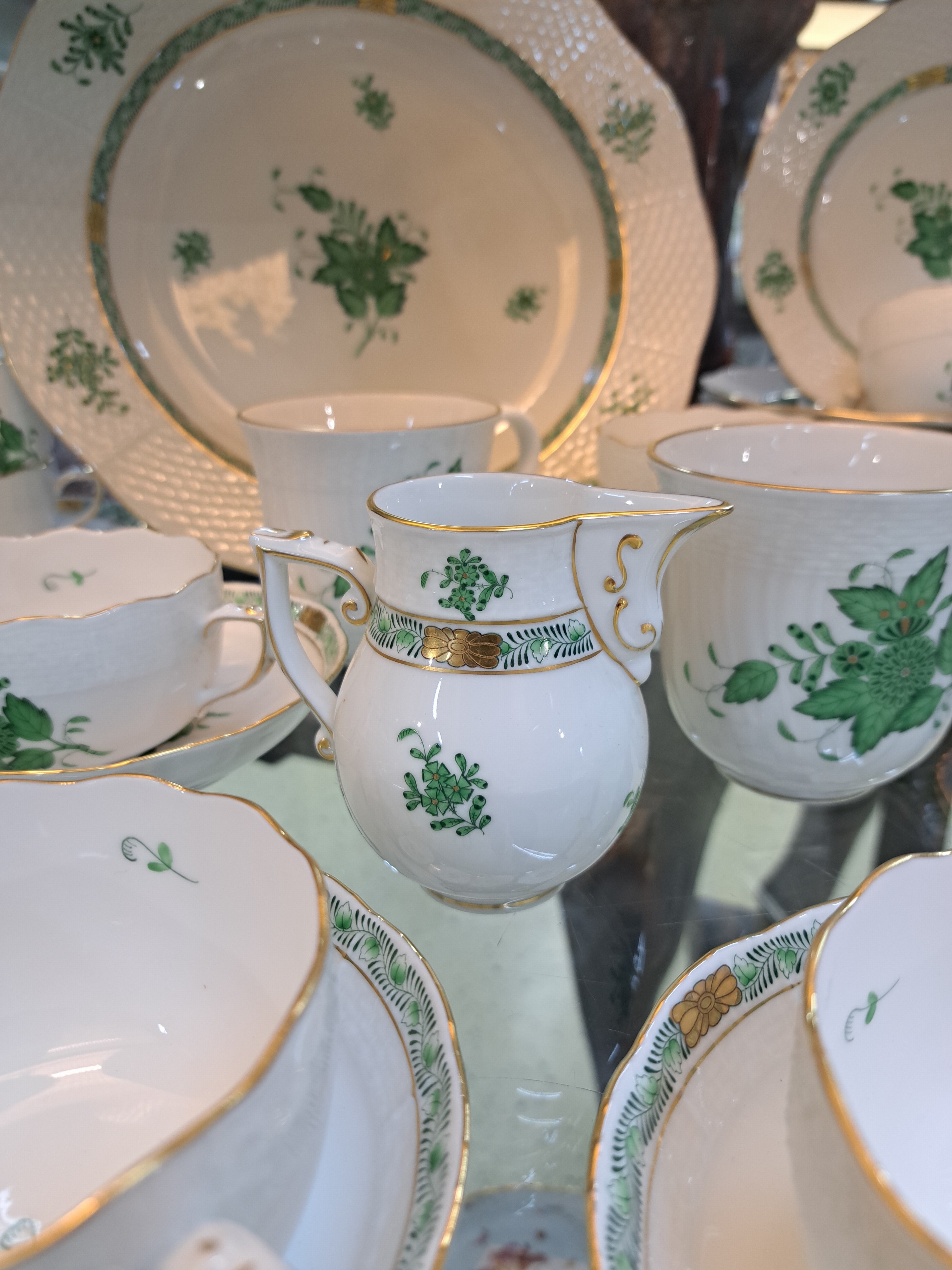 Detail e: Kaffee-Service, Herend/Ungarn, Dekor Apponyi, 8 Tassen mit Untertassen, 8 Kuchenteller, 4 Bechertassen, Sahnegießer, Milchkännchen, kl. Vase, ...