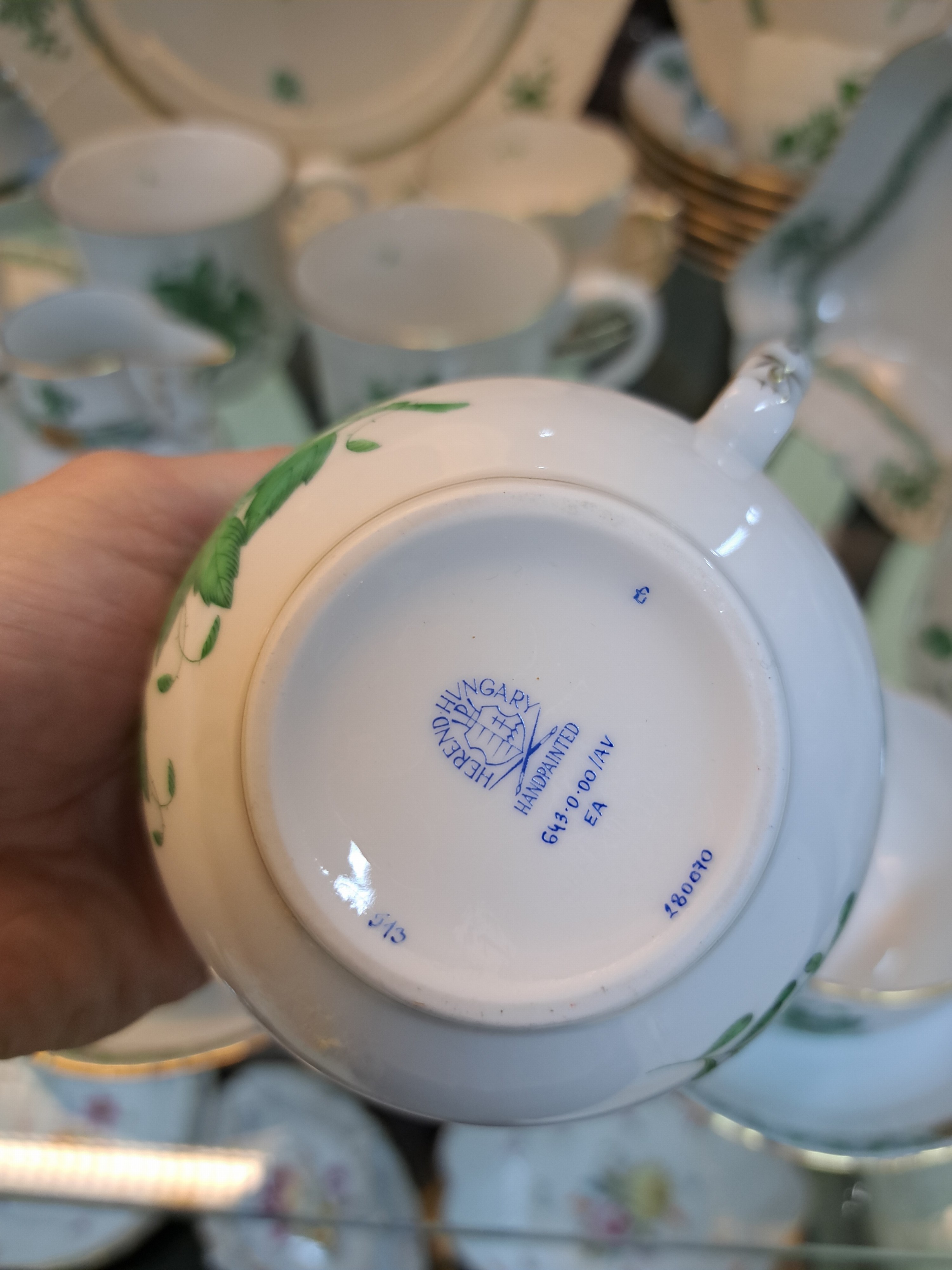 Detail k: Kaffee-Service, Herend/Ungarn, Dekor Apponyi, 8 Tassen mit Untertassen, 8 Kuchenteller, 4 Bechertassen, Sahnegießer, Milchkännchen, kl. Vase, ...