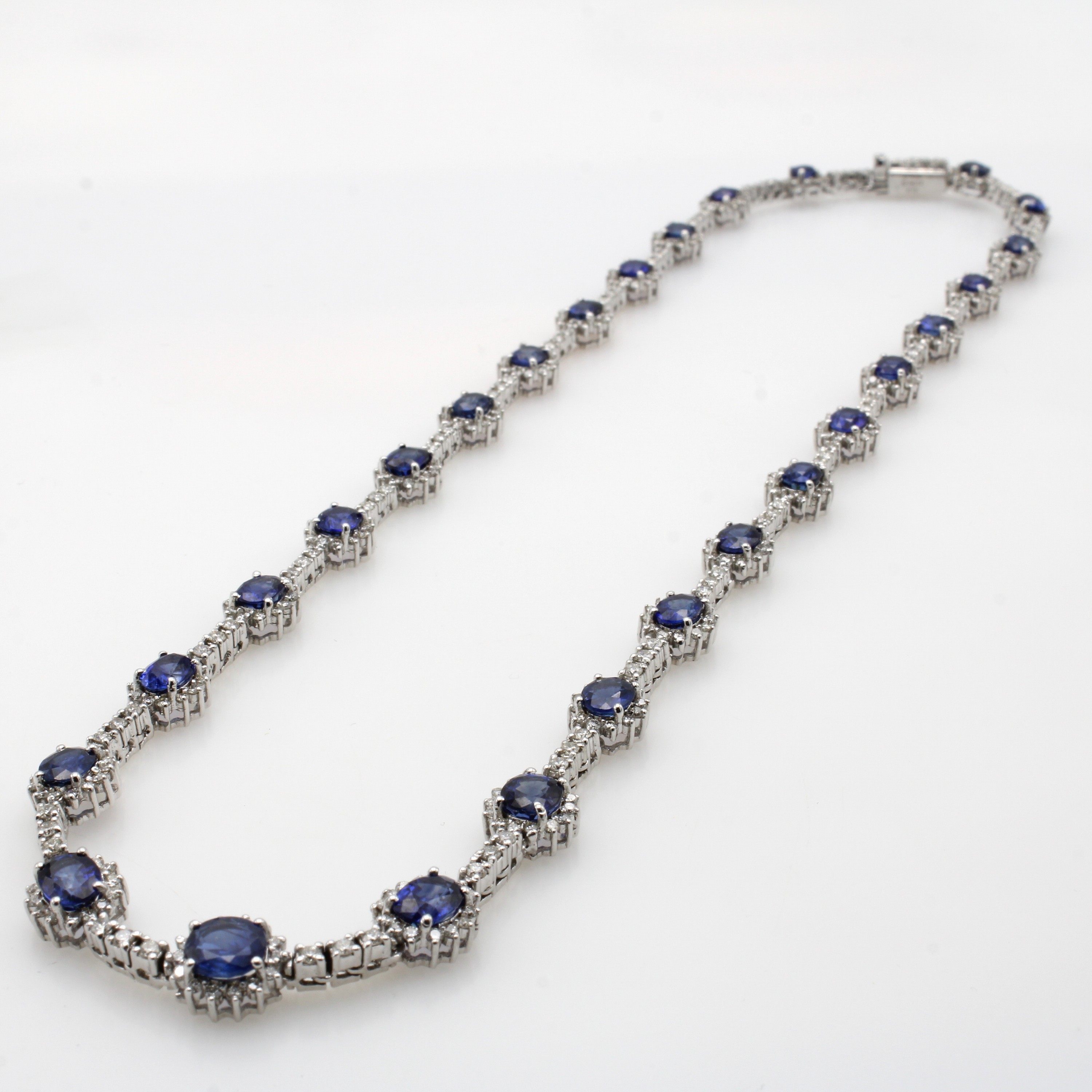 Image 27076462 - Collier mit Saphiren und Brillanten, WG 750/000, 27 rund fac., königsblaue Saphire zus. ...