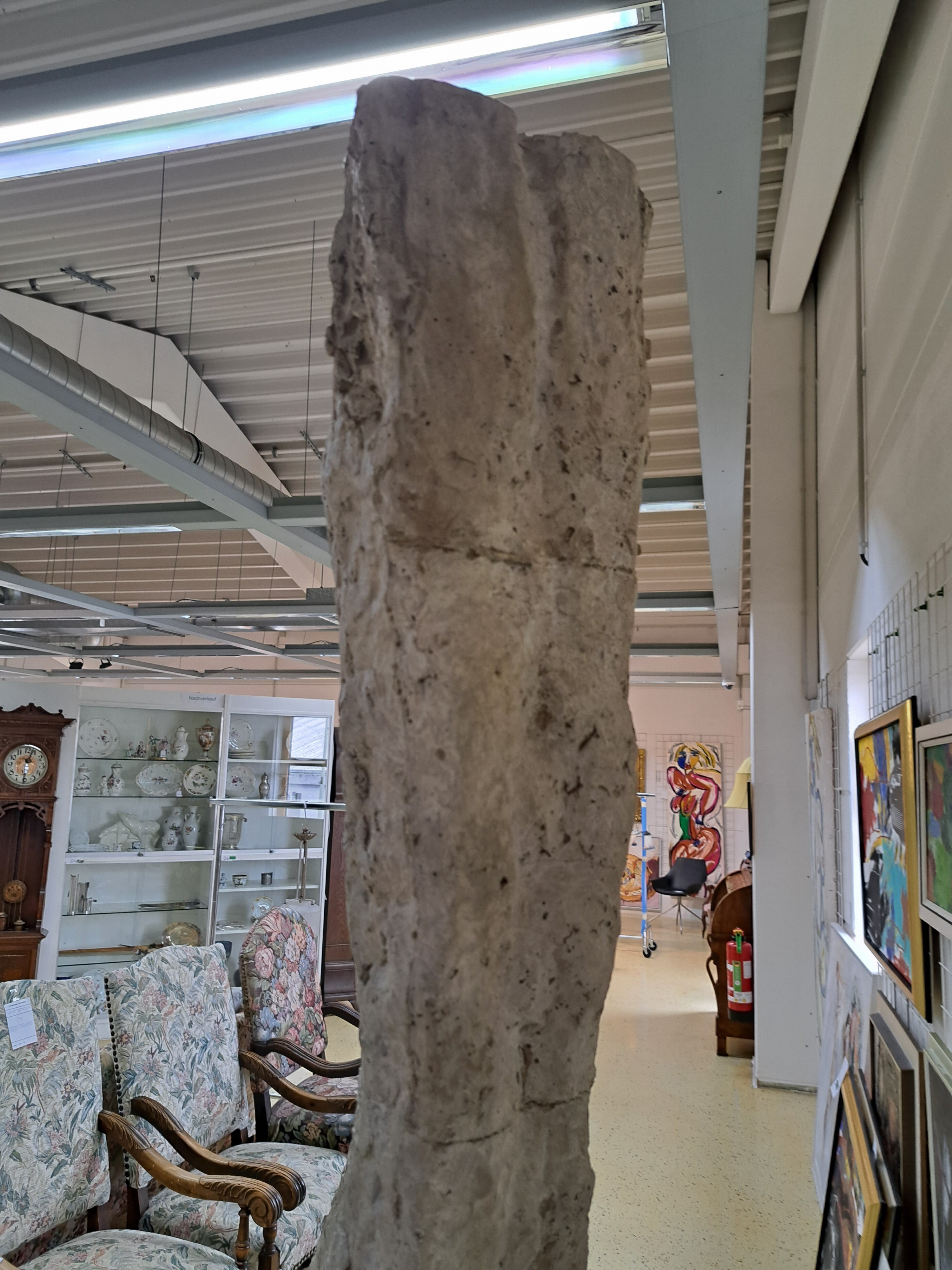 Detail c: Olbram Zoubek, 1926-2017 Prag, Große Skulptur aus Socha-Zement, 1992-95, auf alter Fotografie bezeichnet "oiklu pratele 1992" (Es tut mir ...