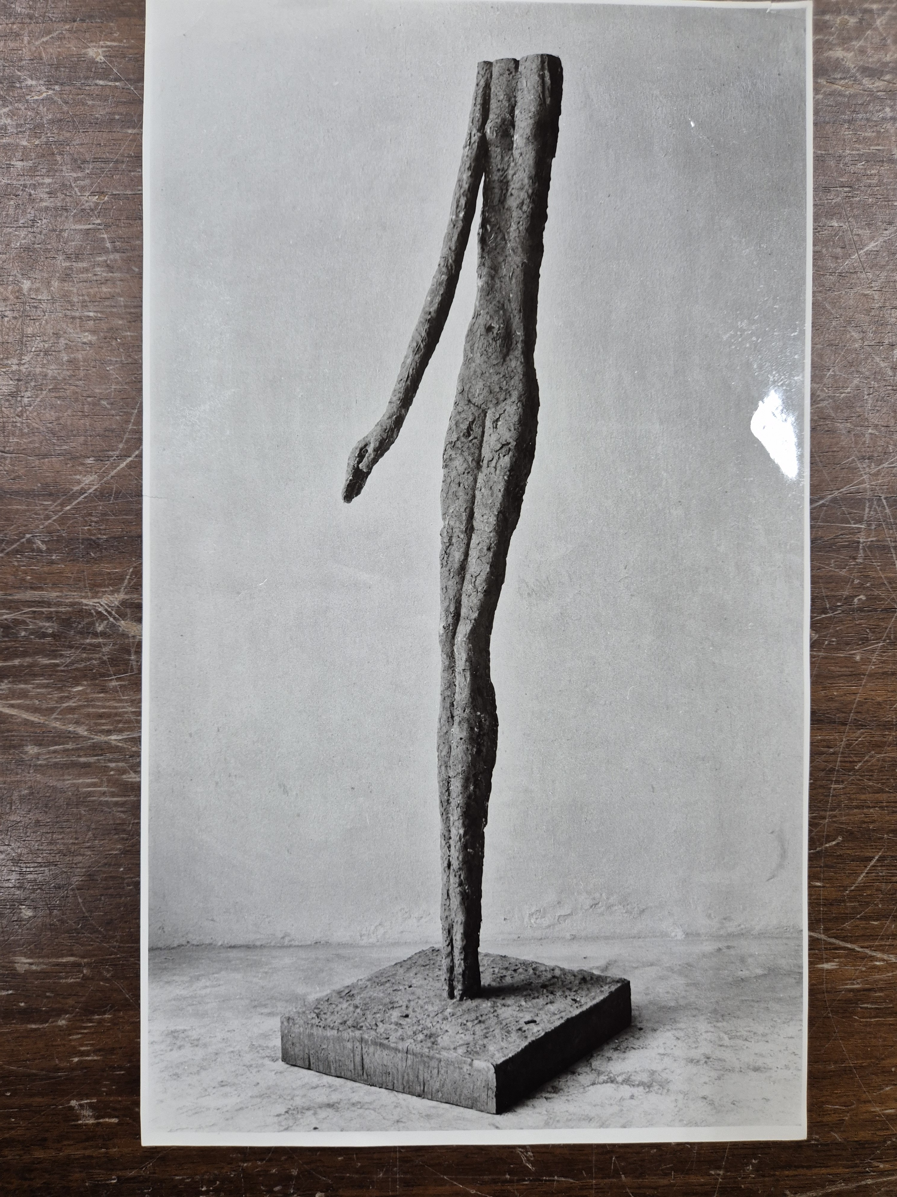 Detail l: Olbram Zoubek, 1926-2017 Prag, Große Skulptur aus Socha-Zement, 1992-95, auf alter Fotografie bezeichnet "oiklu pratele 1992" (Es tut mir ...
