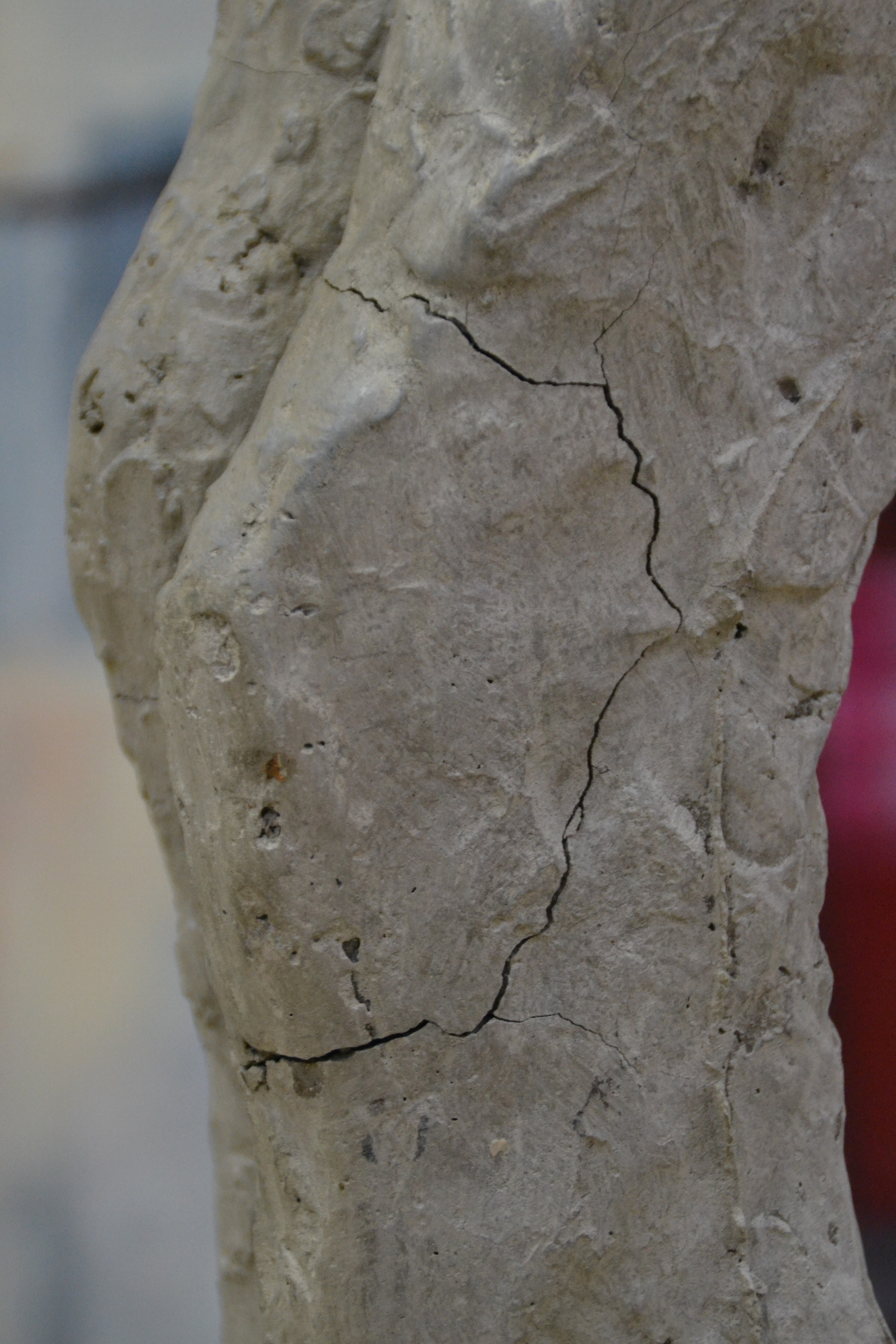 Detail p: Olbram Zoubek, 1926-2017 Prag, Große Skulptur aus Socha-Zement, 1992-95, auf alter Fotografie bezeichnet "oiklu pratele 1992" (Es tut mir ...