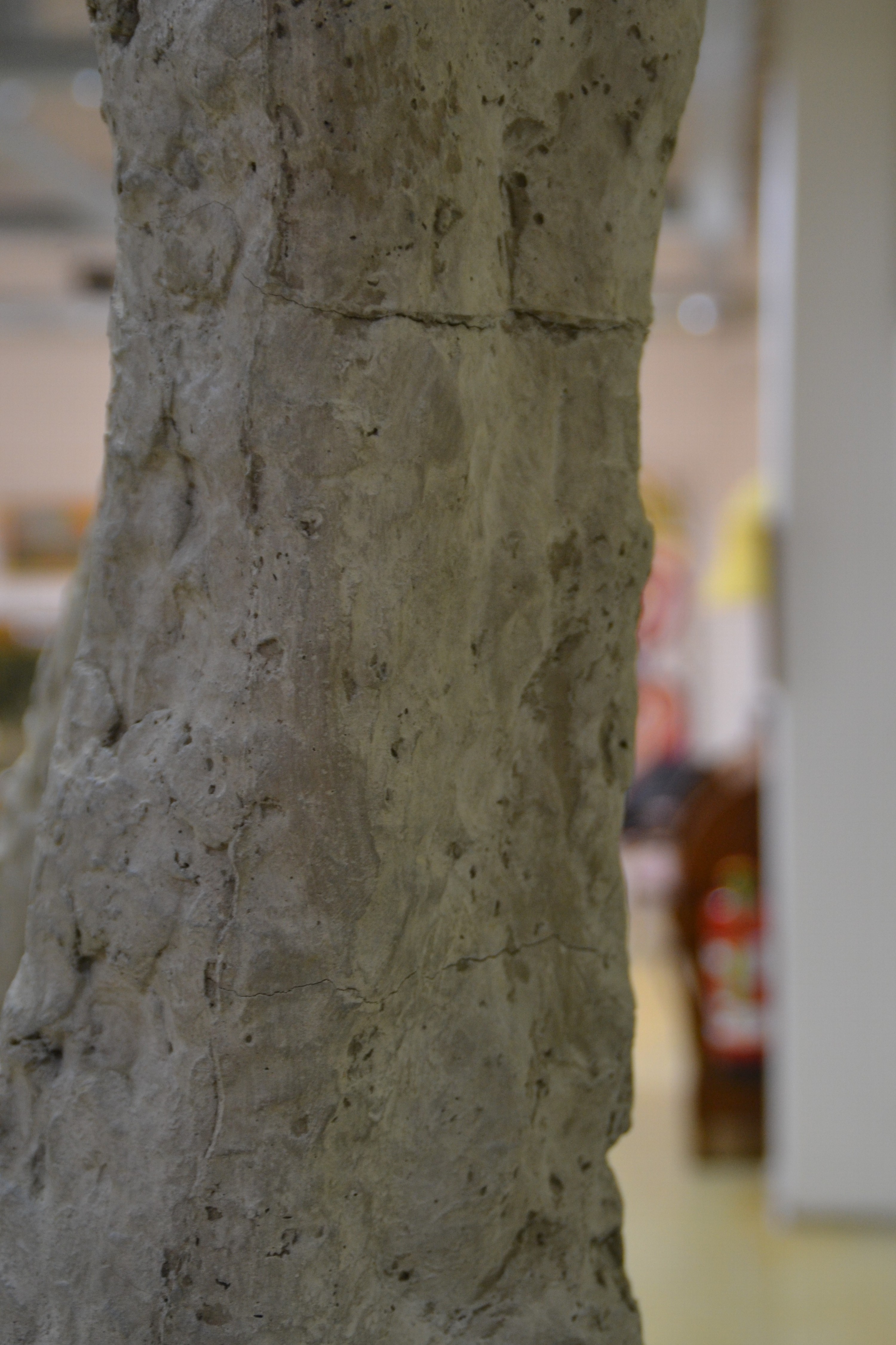 Detail q: Olbram Zoubek, 1926-2017 Prag, Große Skulptur aus Socha-Zement, 1992-95, auf alter Fotografie bezeichnet "oiklu pratele 1992" (Es tut mir ...