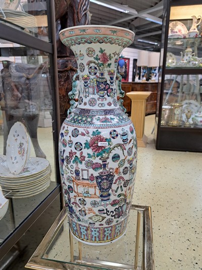 27076431a - Bodenvase, China, Tongzhi bzw. um 1860-70 , Porzellan, umlaufend bunt bemalt mit Vasen ...