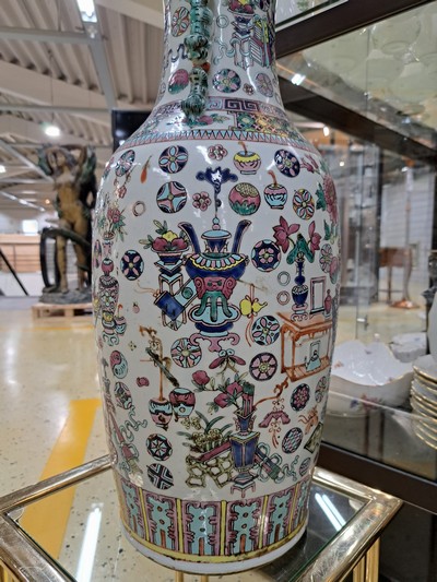 27076431f - Bodenvase, China, Tongzhi bzw. um 1860-70 , Porzellan, umlaufend bunt bemalt mit Vasen ...
