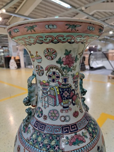 27076431g - Bodenvase, China, Tongzhi bzw. um 1860-70 , Porzellan, umlaufend bunt bemalt mit Vasen ...