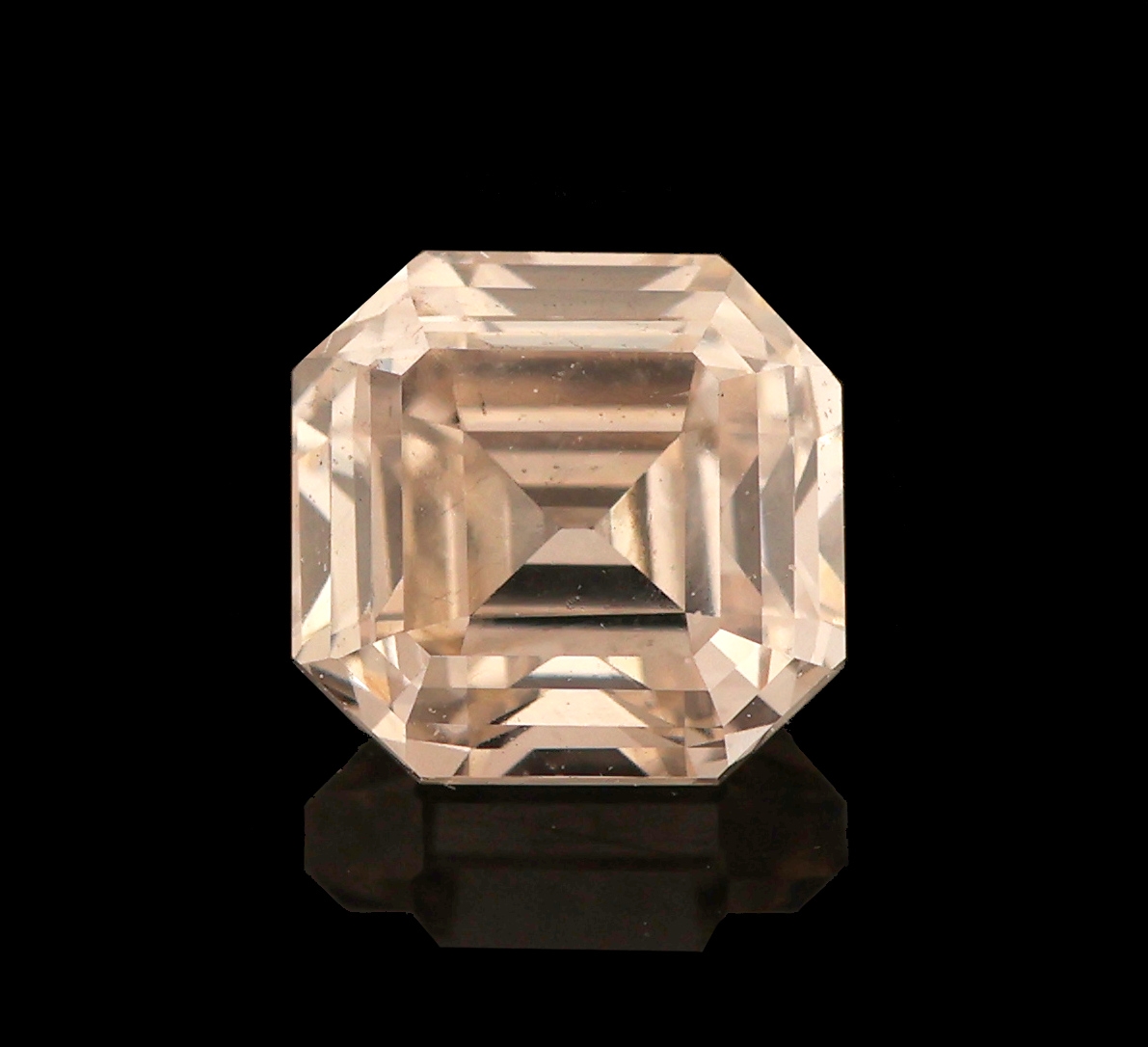 Detail a: Loser Diamant im Rechteck-Emerald-Cut ca. 0.45 ct natural light pinkish brown, ca. 4.23x4.06 x 2.91 mm, GIA-Report 04/2017