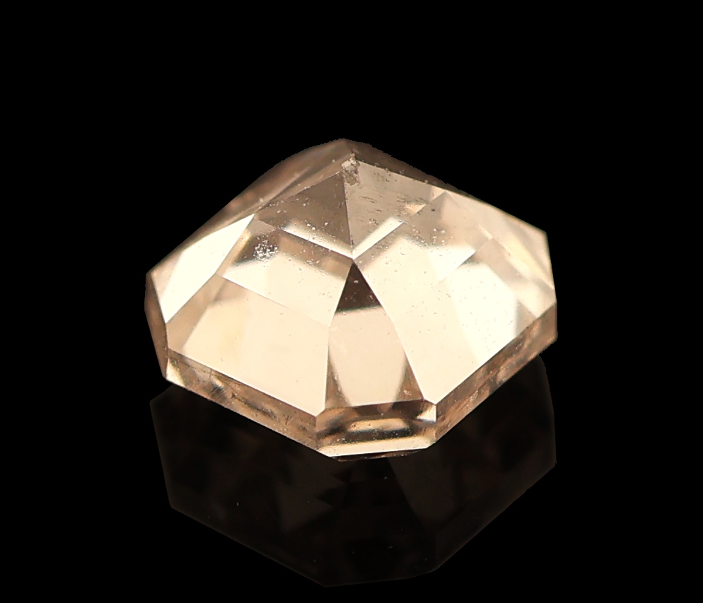 Detail b: Loser Diamant im Rechteck-Emerald-Cut ca. 0.45 ct natural light pinkish brown, ca. 4.23x4.06 x 2.91 mm, GIA-Report 04/2017
