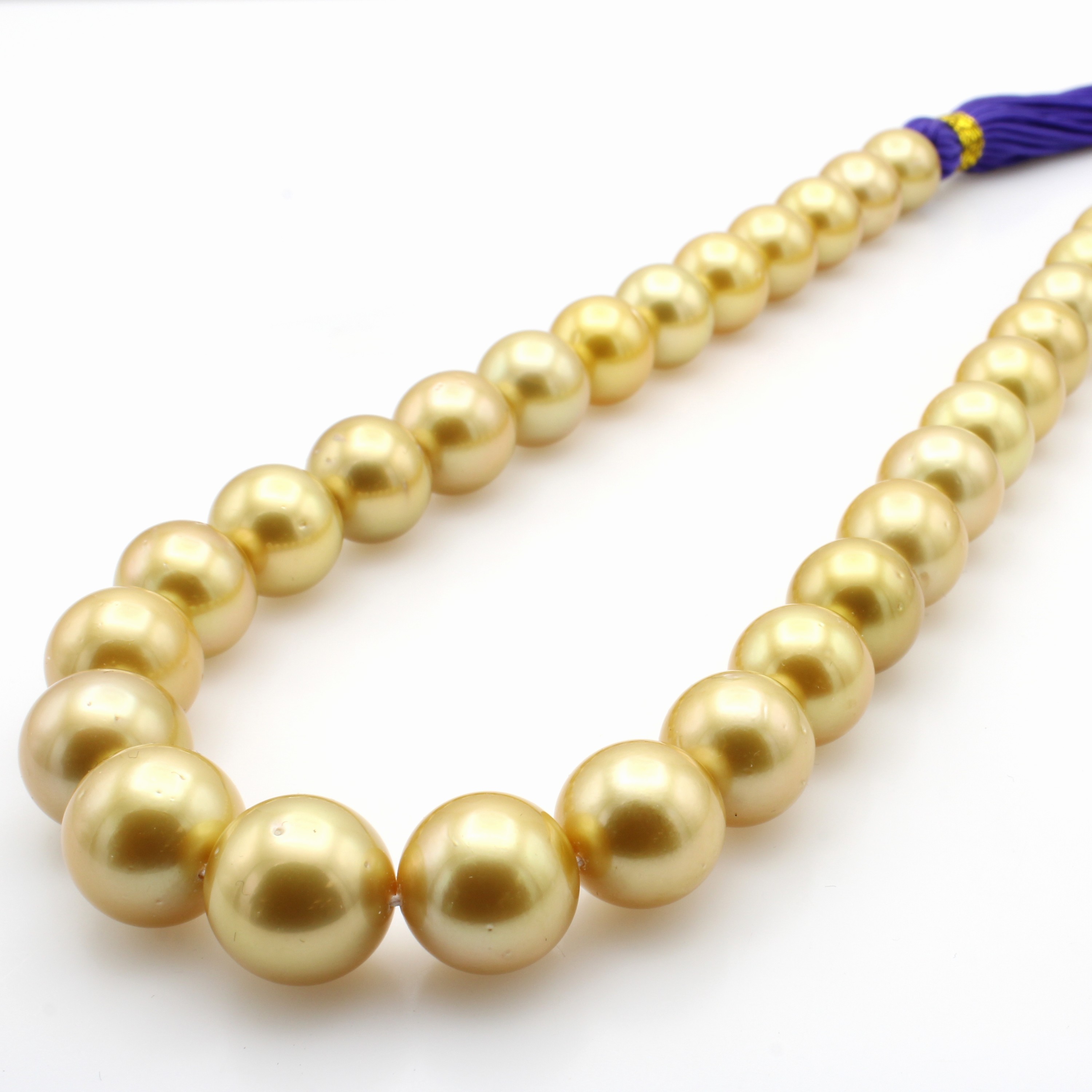 Image 27076651 - Südseezuchtperlstrang, 30 tiefgoldene Perlen in einheitlicher Farbzusammenstellung, im ...