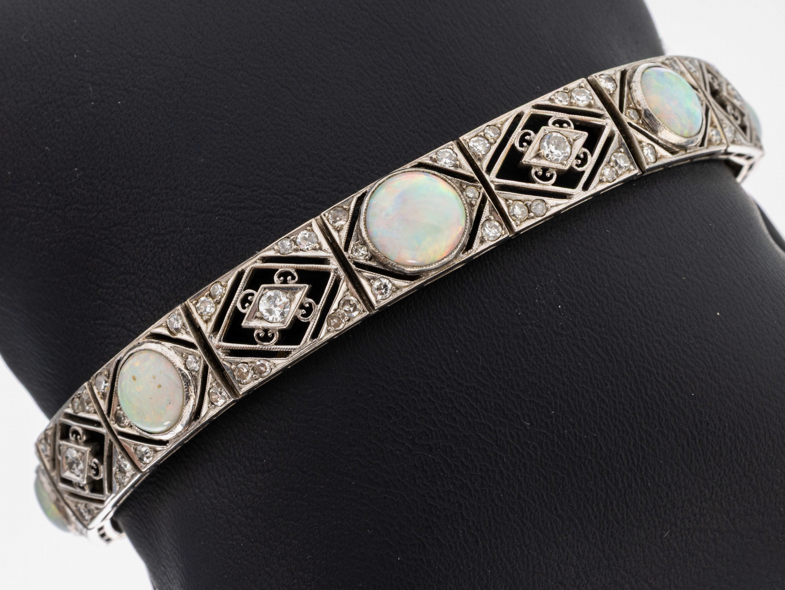 Image 27076664 - 14 kt Gold Art-Deco Diamant-Opal-Armband, um 1925, WG 585/000, bes. mit ...