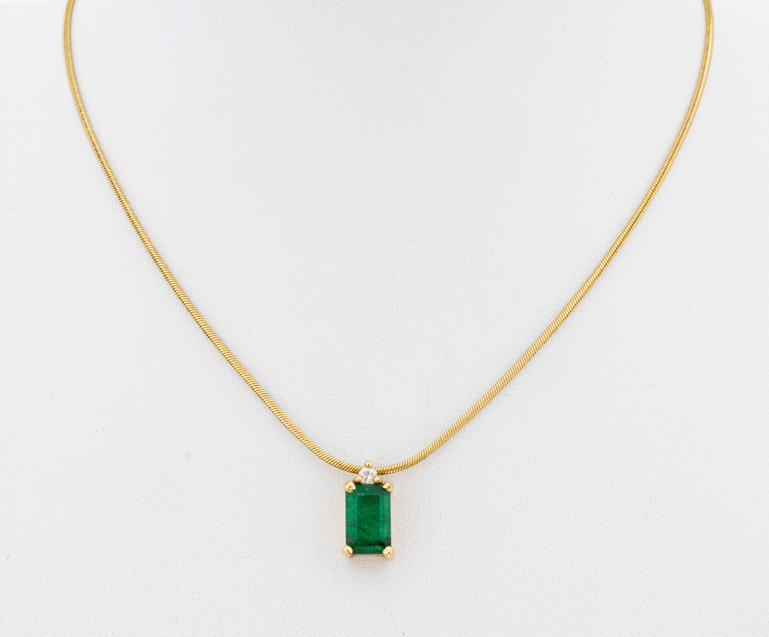 Image 27076672 - 18 kt Gold Smaragd-Brillant-Anhänger, GG 750/000 gepr., Smaragd im Treppenschliff ca. ...