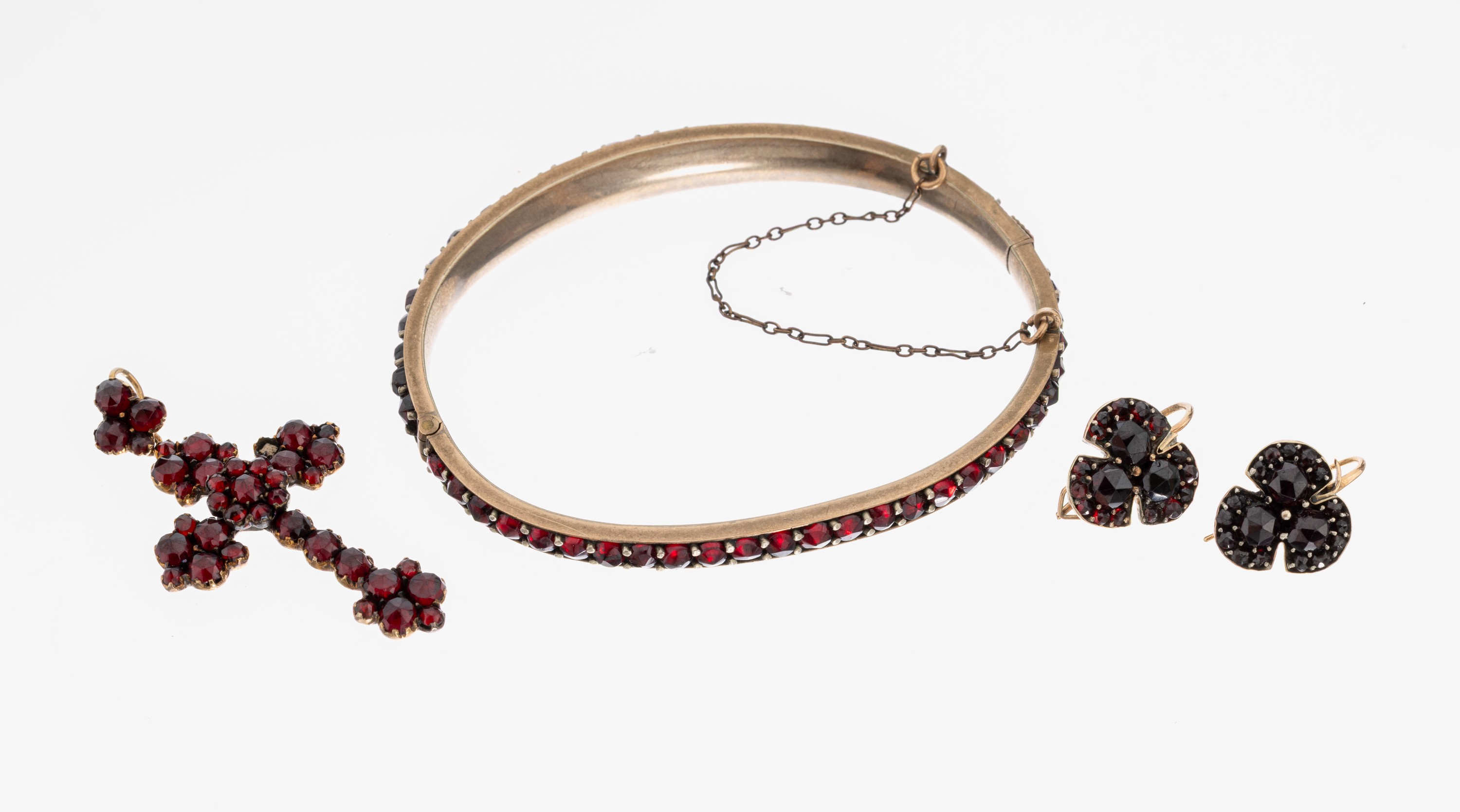 Image 27076698 - Granat Konvolut um 1890, Tombak, best. aus:1 x Armreif, D. ca. 6 x 5 cm, Steckschloß ...