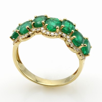 27076685a - Ring mit Smaragden und Brillanten, GG 750/ 000, 7 Smaragde zus. ca. 2.20 ct, 55 Brill. ...