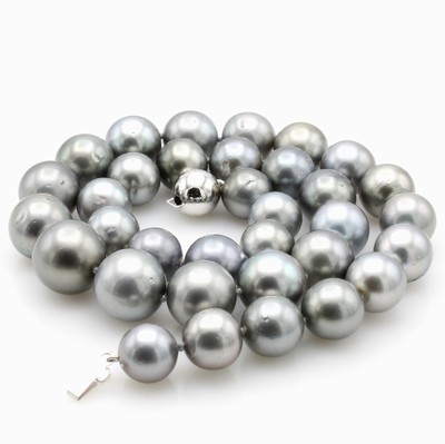 27076696a - Tahitizuchtperlenkette, Kugelschl. WG 585/ 000, 34 silbergraue Perlen im Verlauf, D. ca. ...